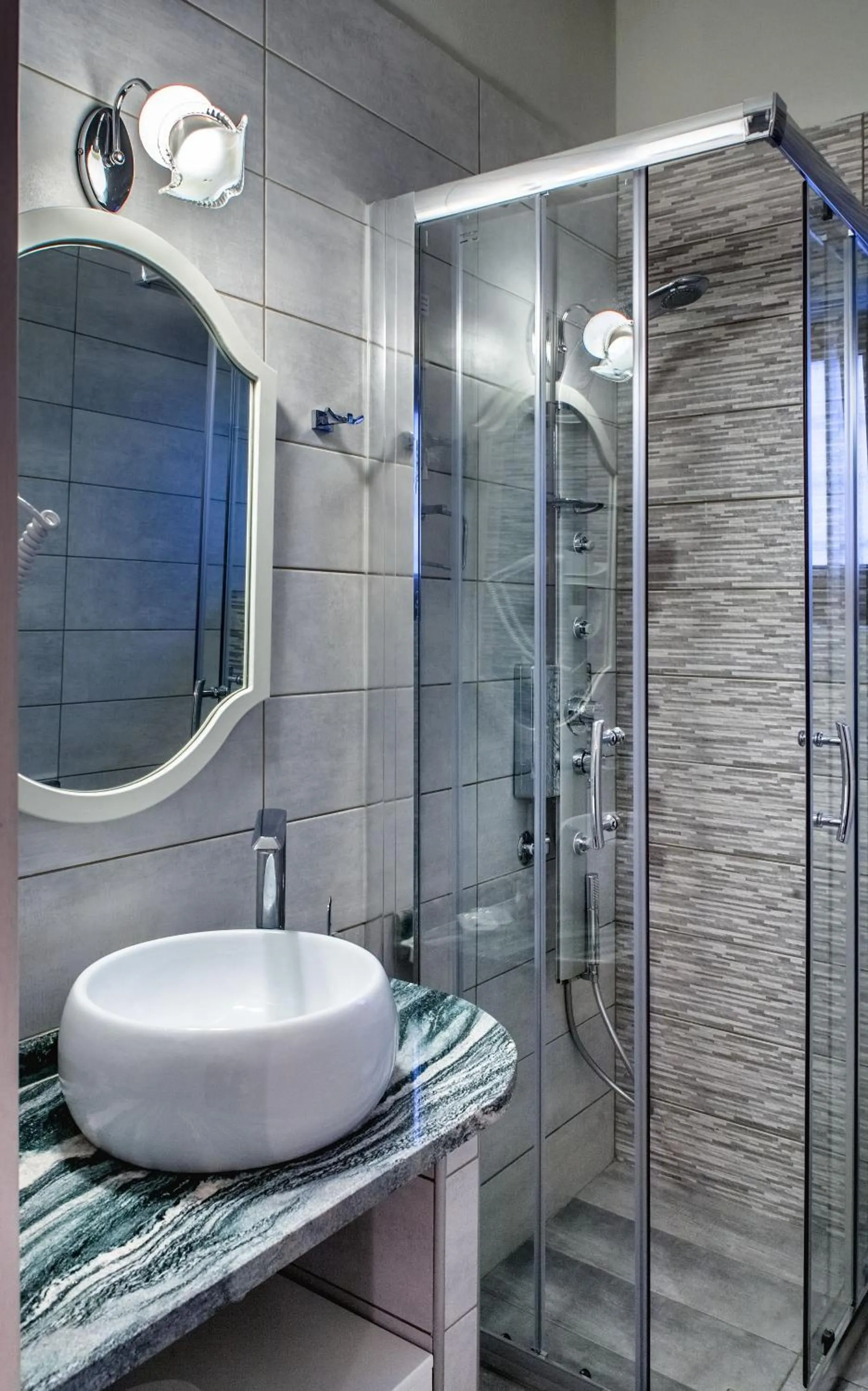 Bathroom in Gioraldi Art Hotel