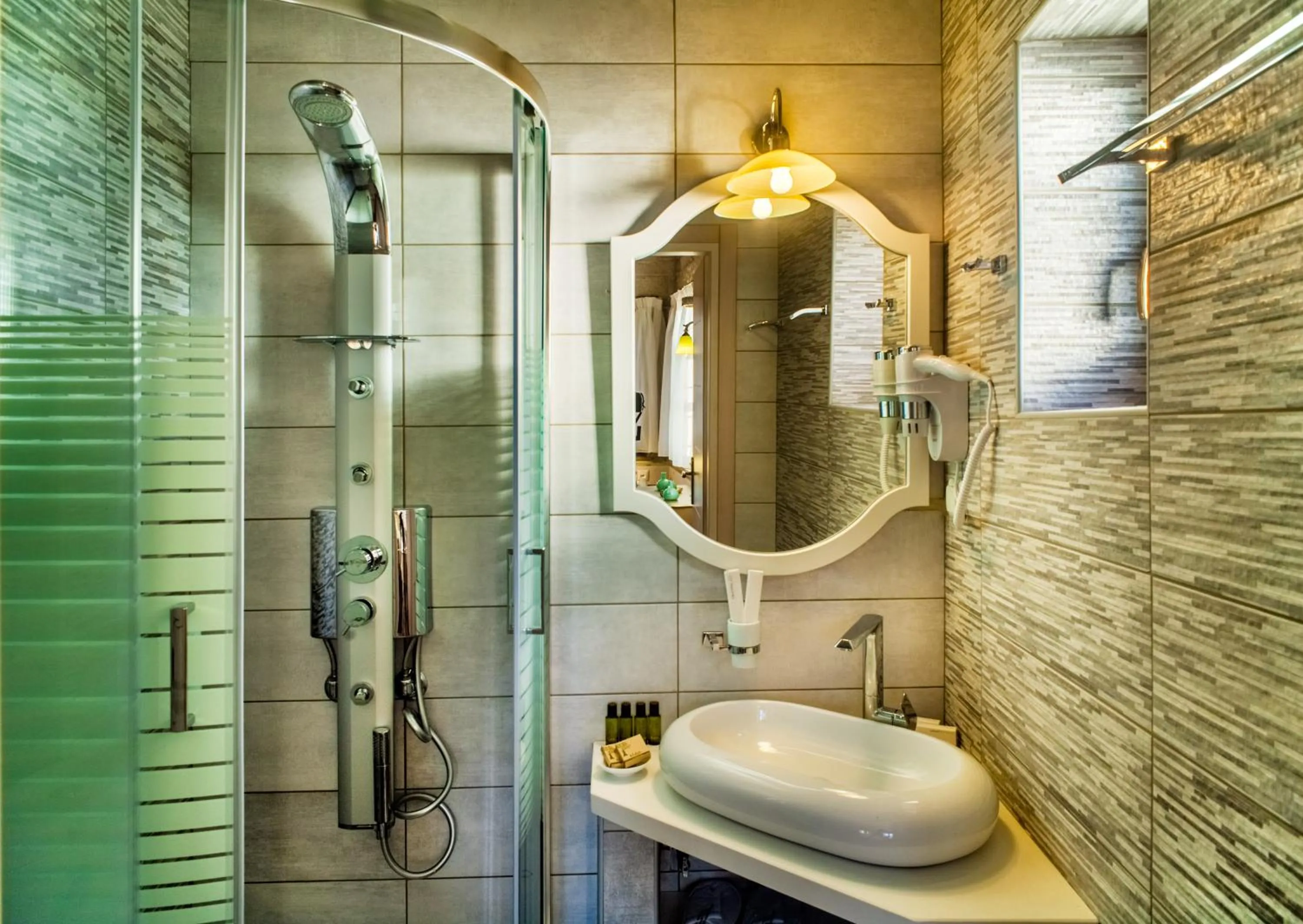 Bathroom in Gioraldi Art Hotel