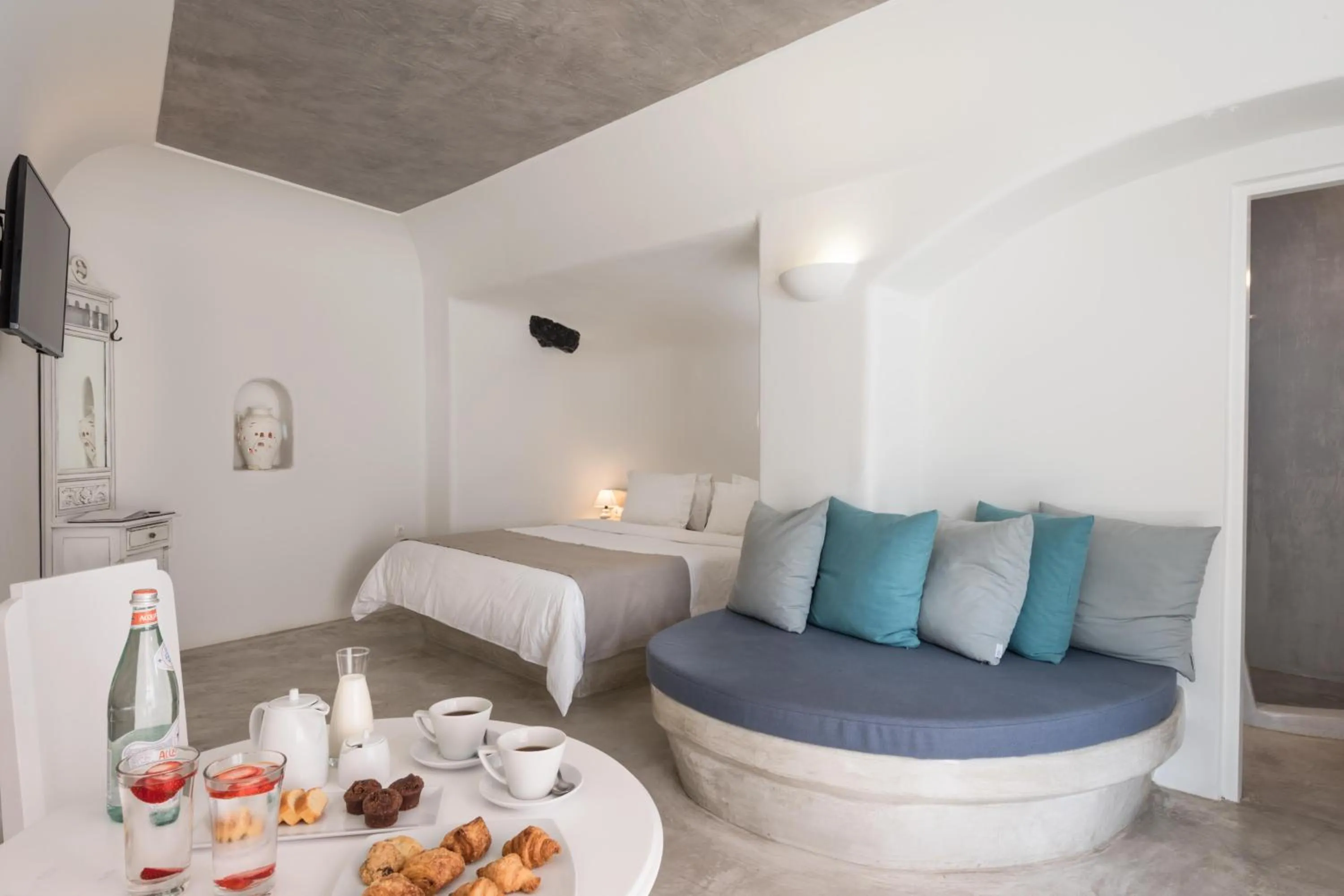 Photo of the whole room in Alta Mare by Andronis