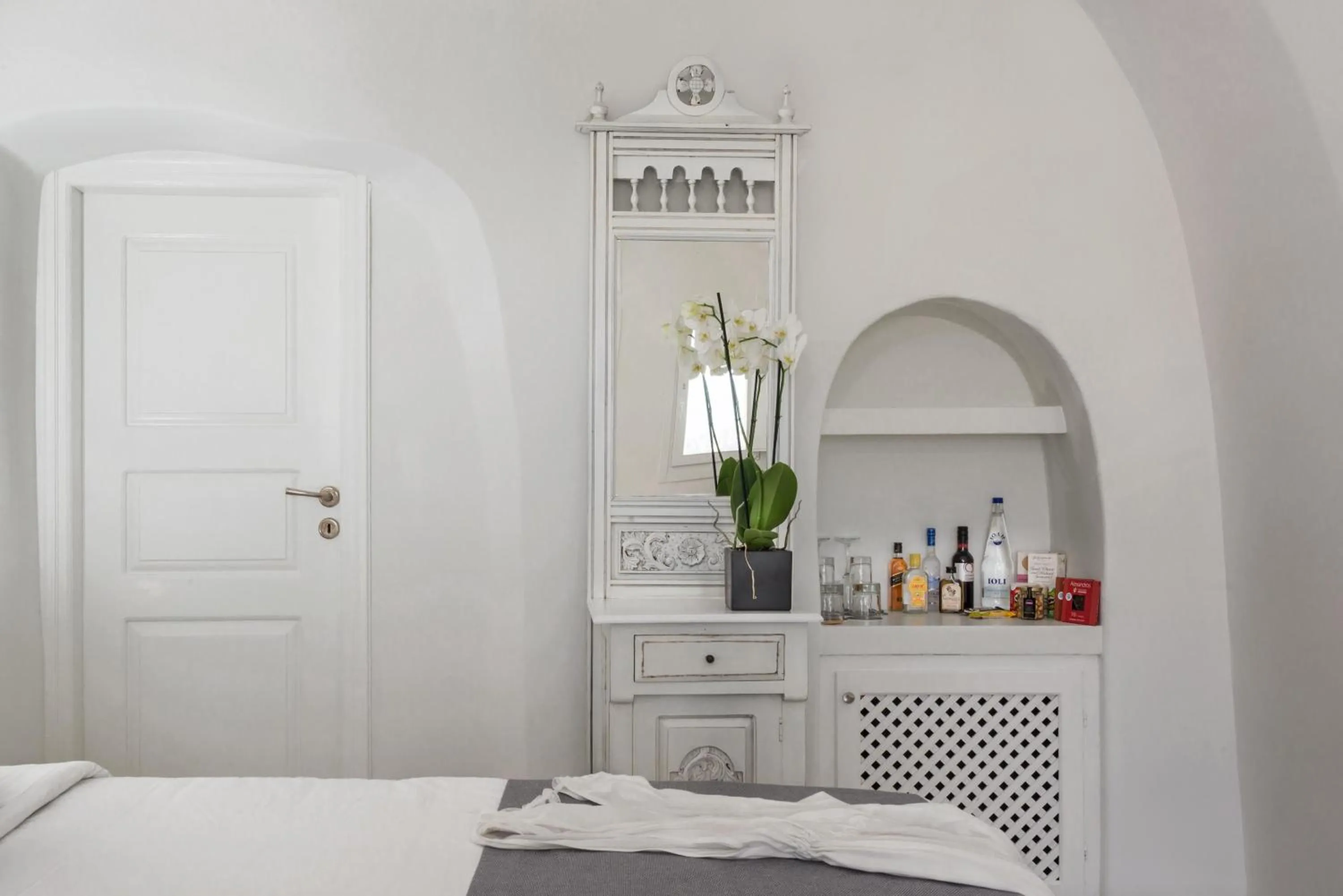 Photo of the whole room in Alta Mare by Andronis