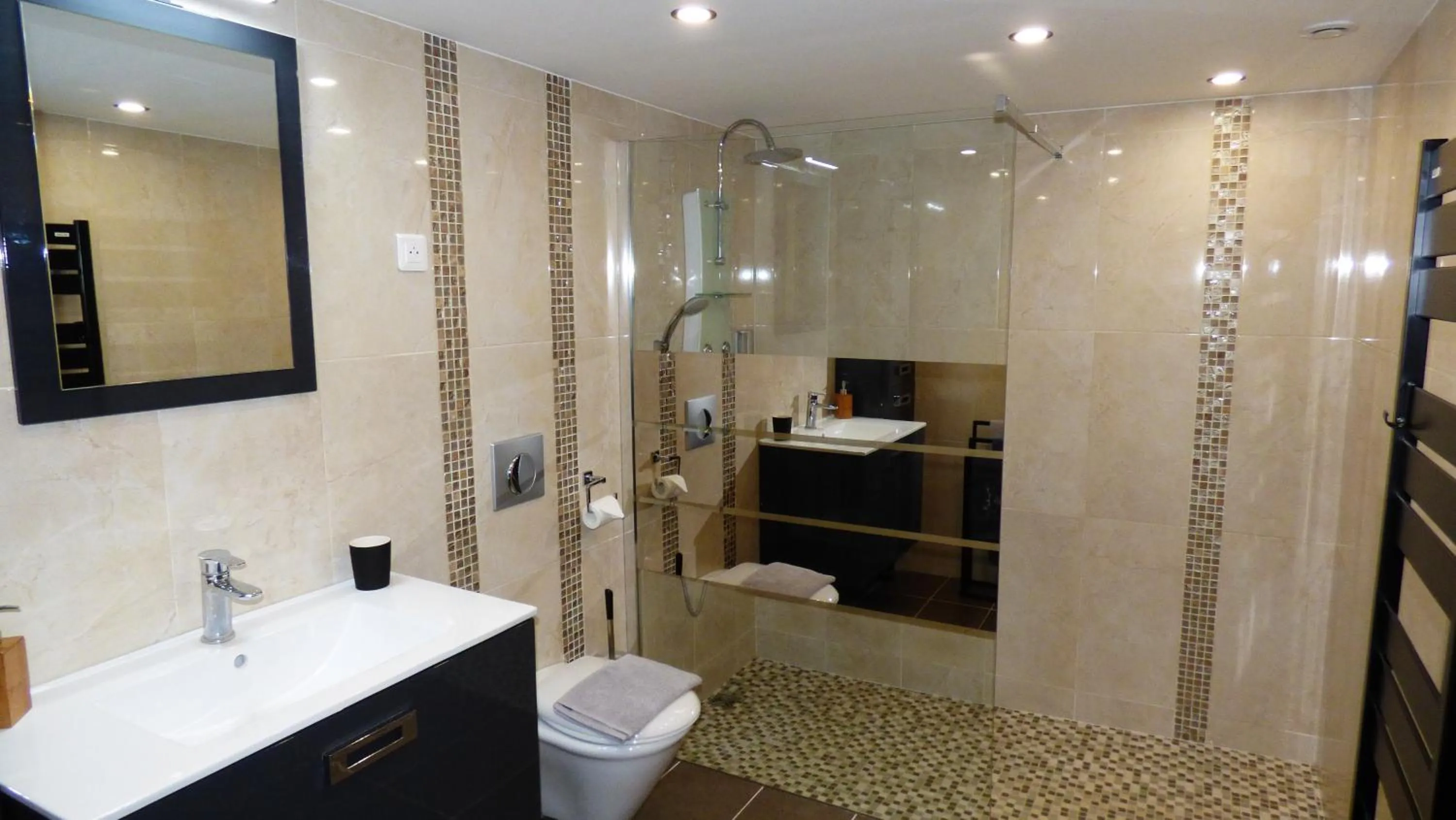 Shower in La Colline aux Yeux Doubs