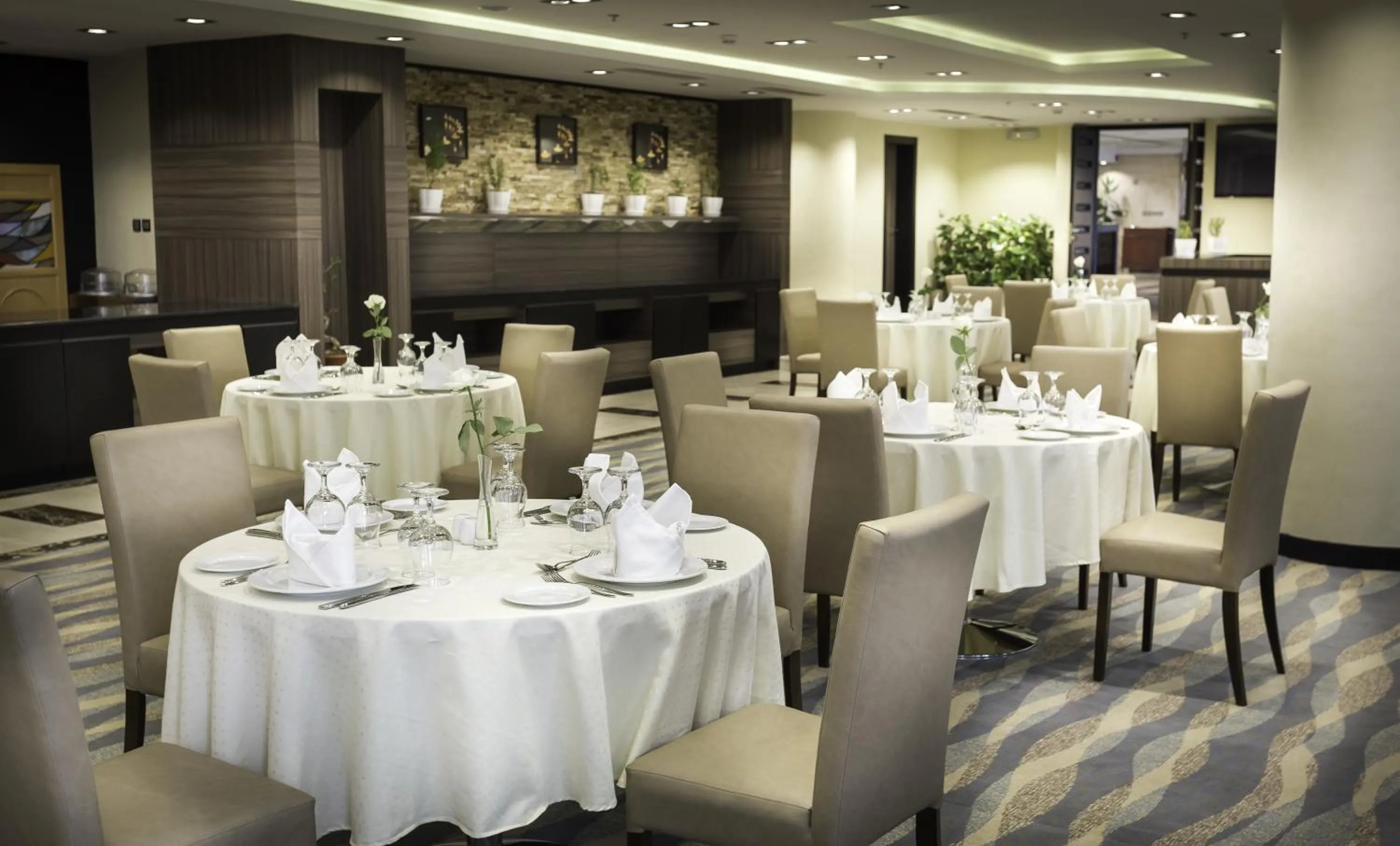 Restaurant/places to eat in Howard Johnson Dammam Hotel