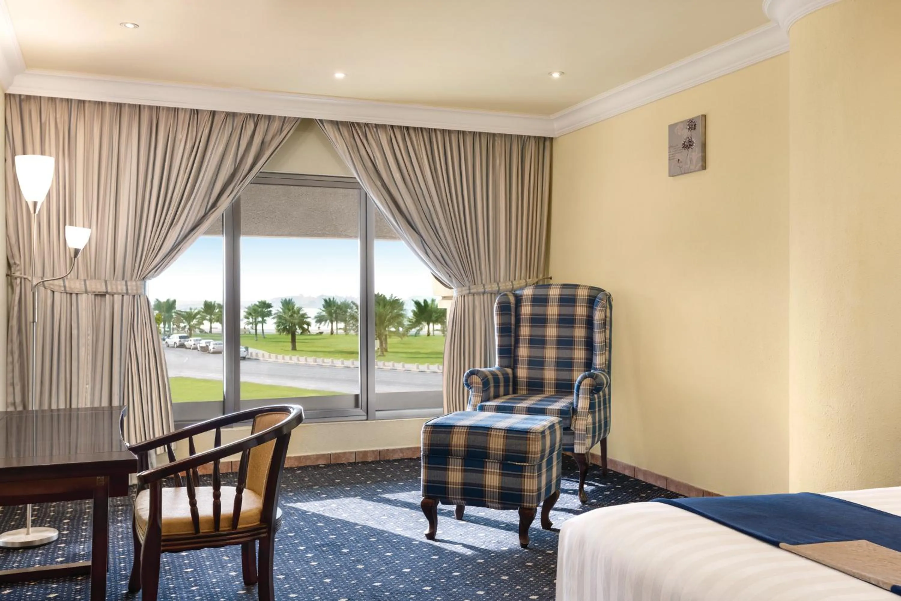 Swimming pool in Howard Johnson Dammam Hotel