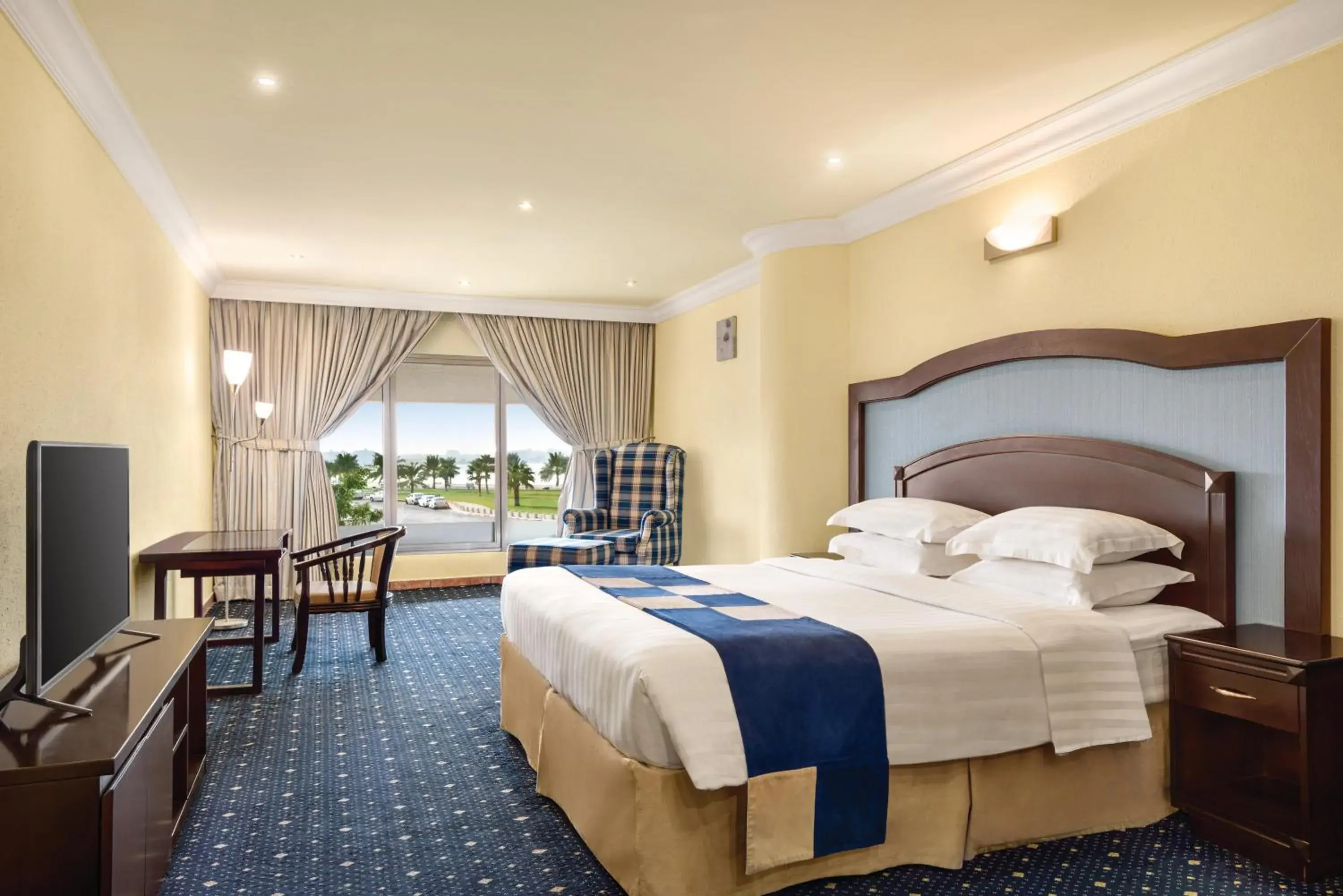 Swimming pool, Bed in Howard Johnson Dammam Hotel Swimming pool, Bed in Howard Johnson Dammam Hotel