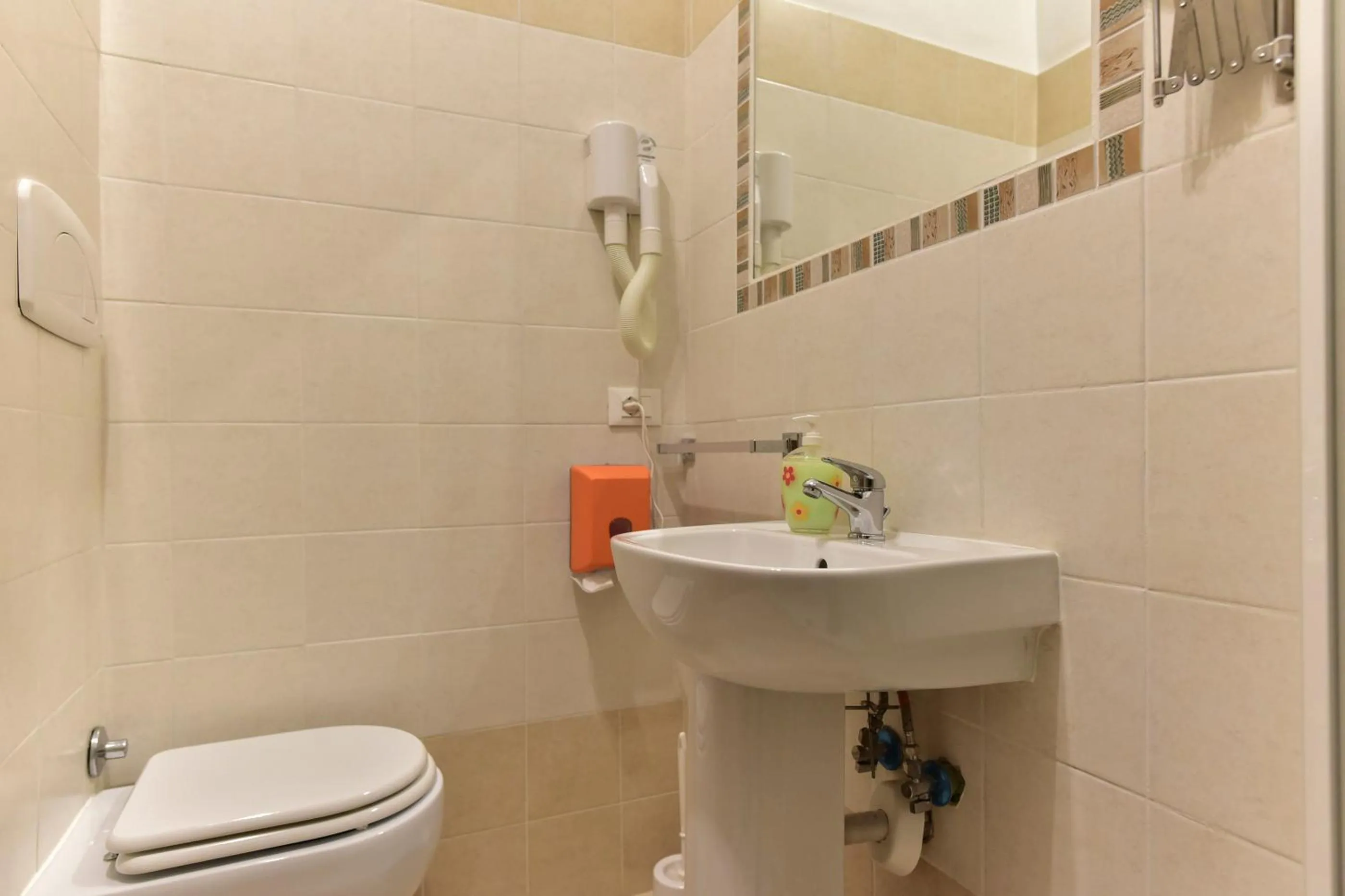 Communal lounge/ TV room in Trani B&T Rooms