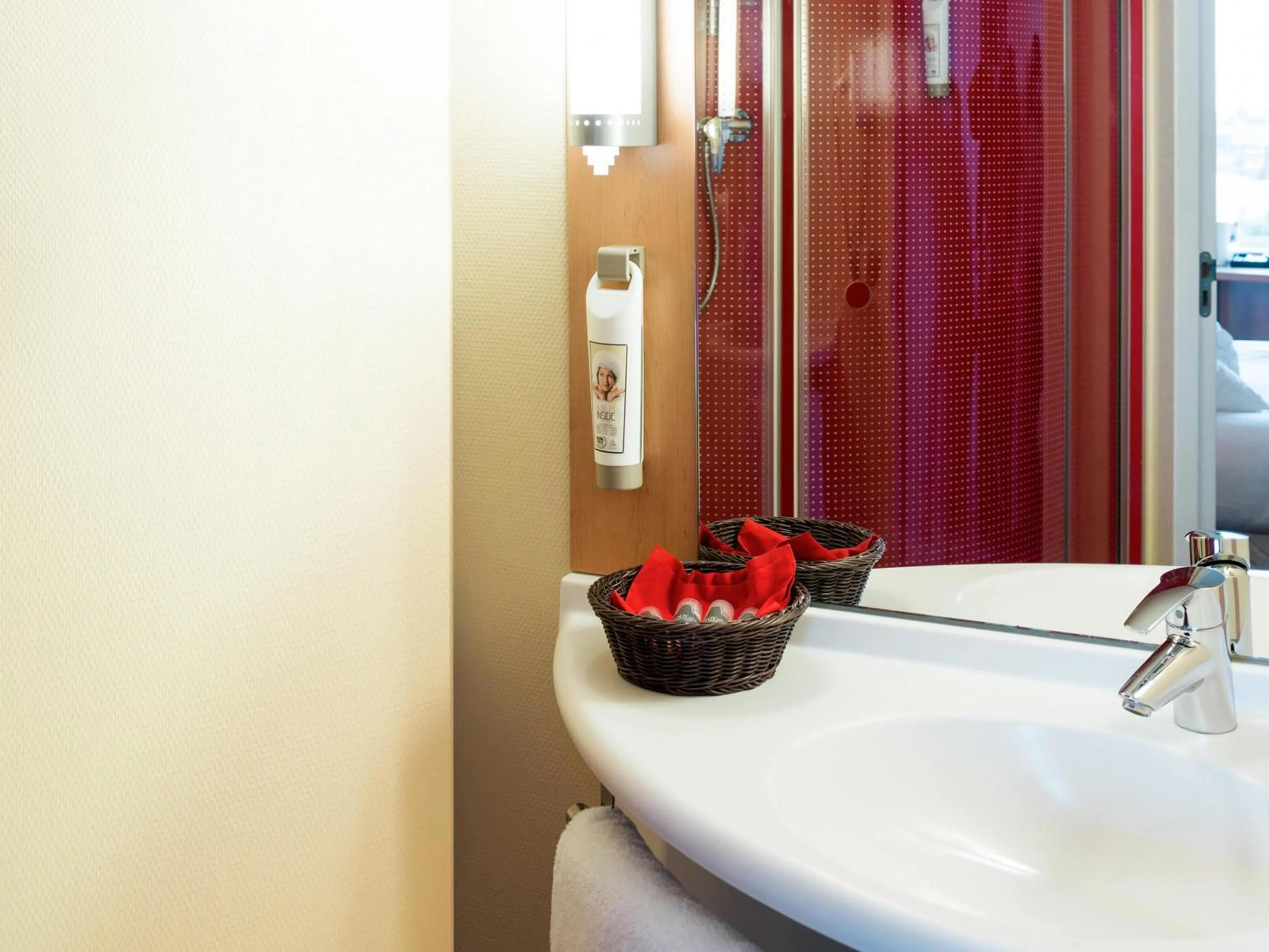 Bedroom in ibis Leiden Centre