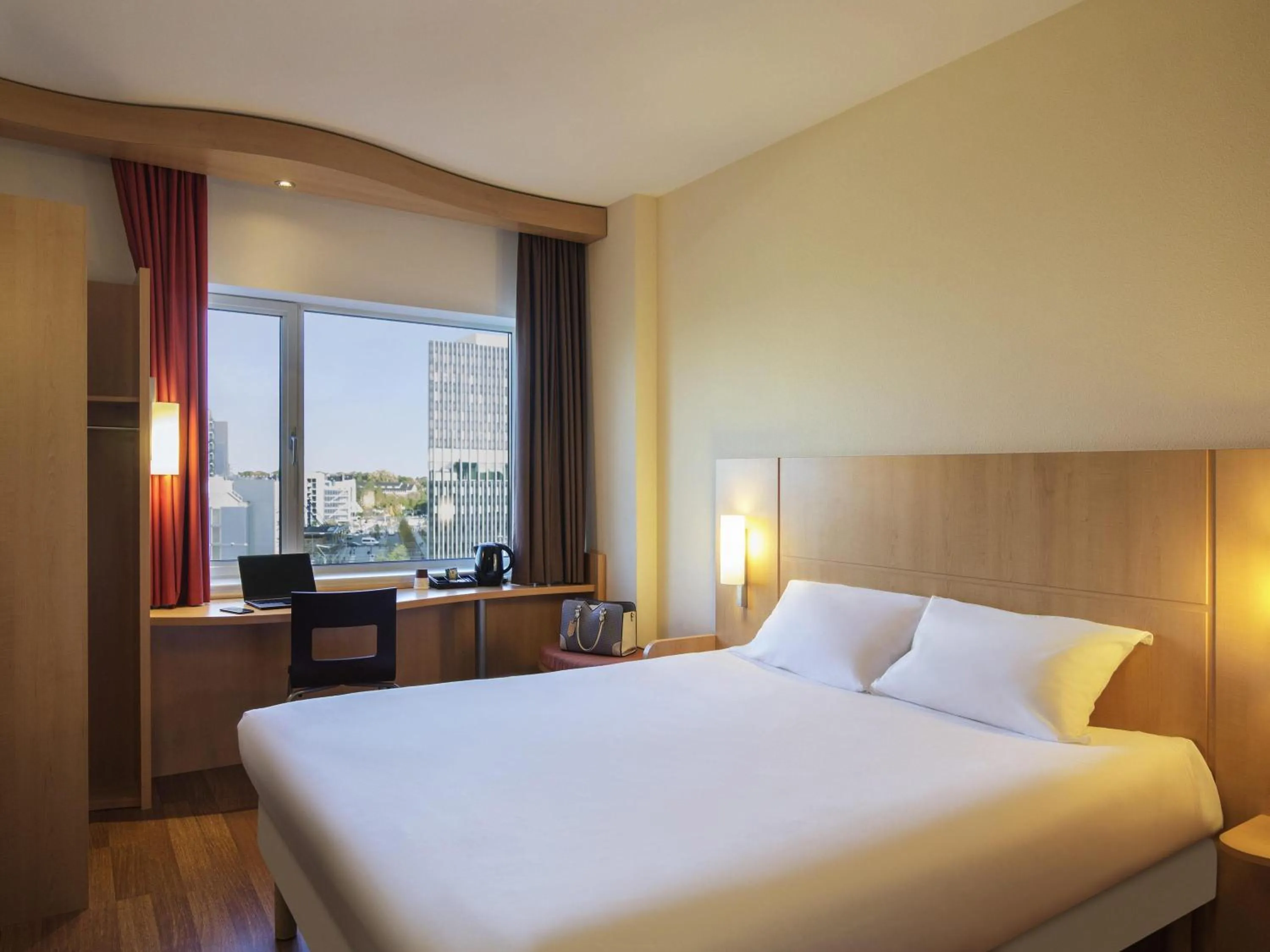 Bedroom, Bed in ibis Leiden Centre