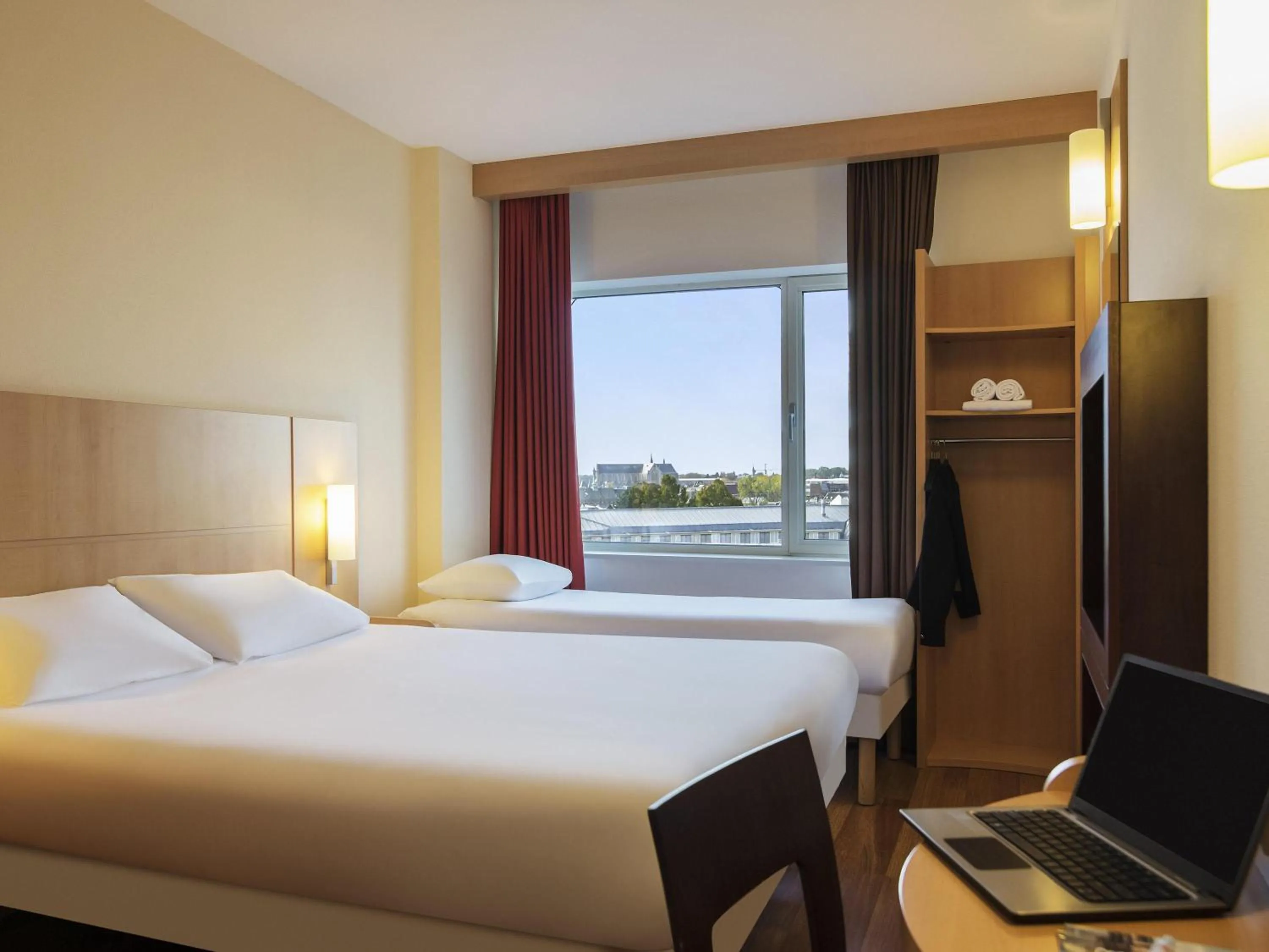 Bedroom, Bed in ibis Leiden Centre