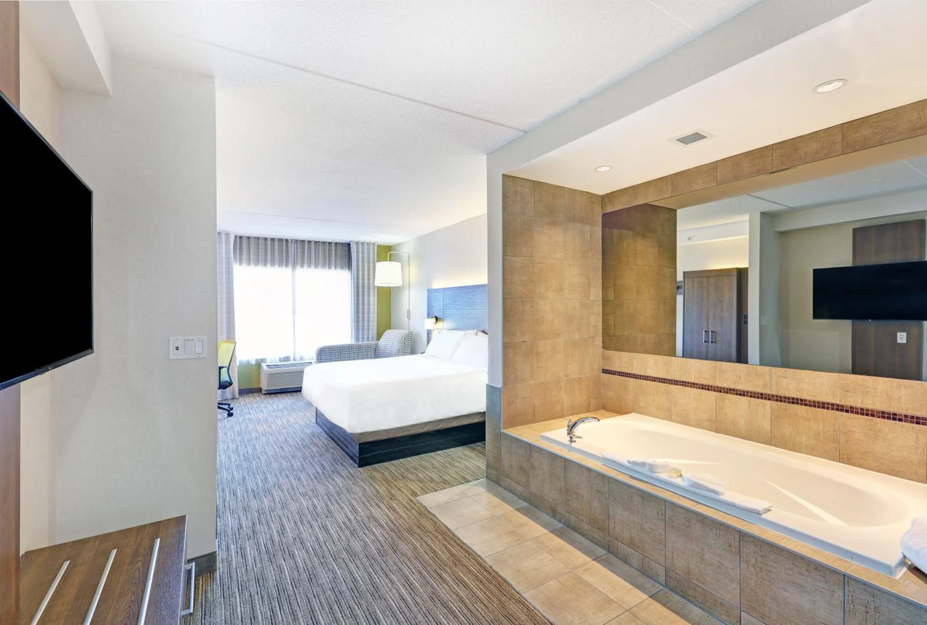 Photo of the whole room, Bed in Holiday Inn Express & Suites - Woodstock, ON CANADA