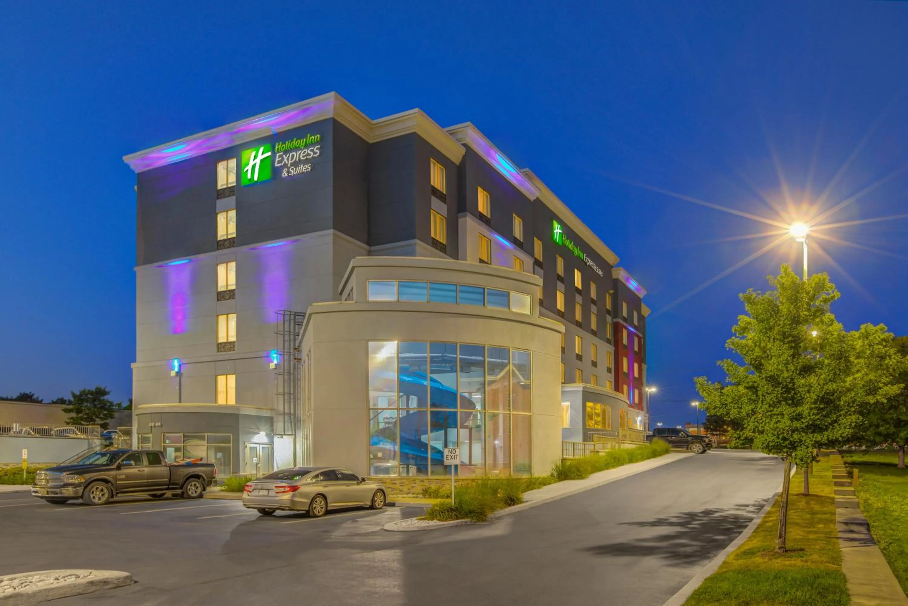 Property building in Holiday Inn Express & Suites - Woodstock, ON CANADA