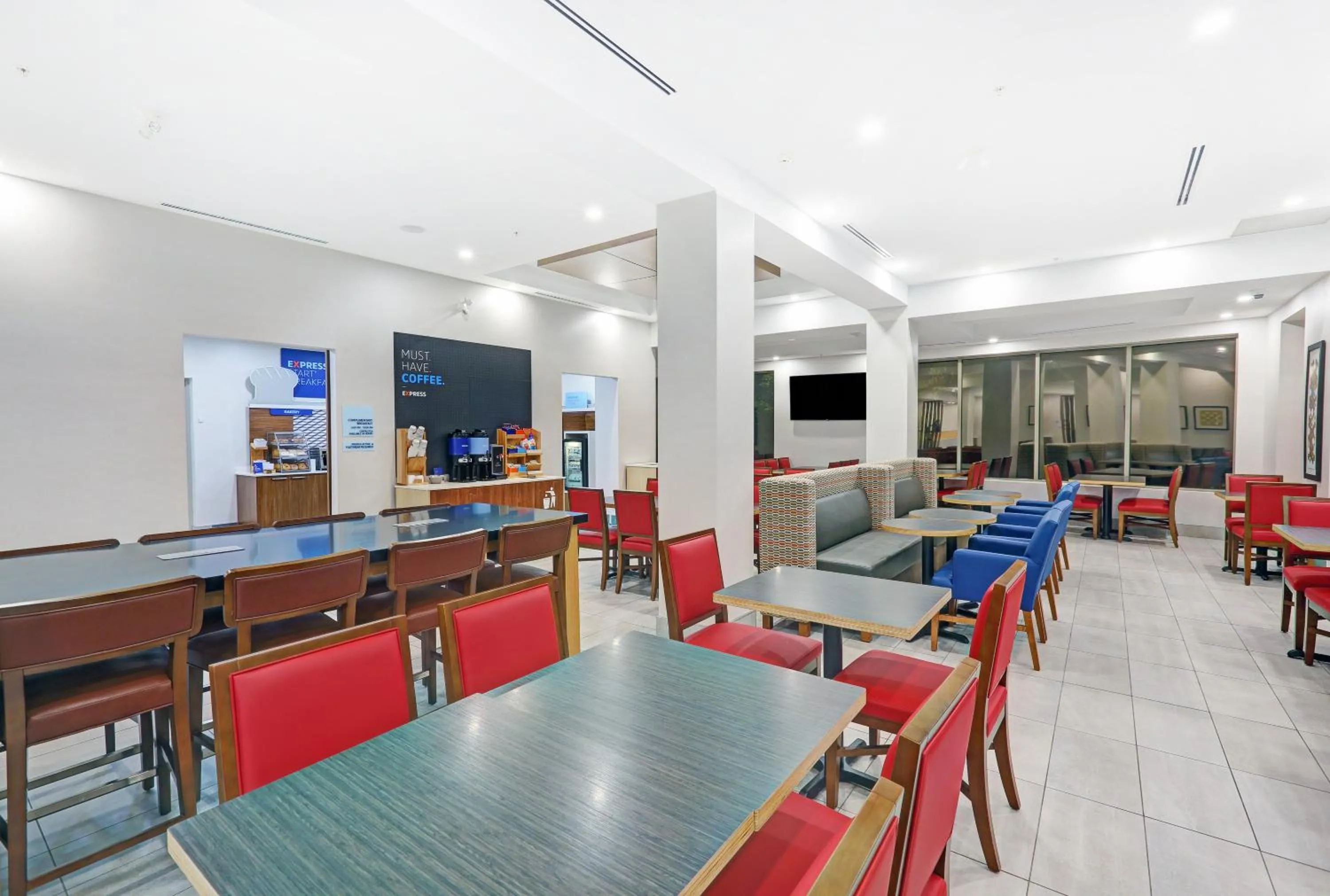 Breakfast in Holiday Inn Express & Suites - Woodstock, ON CANADA