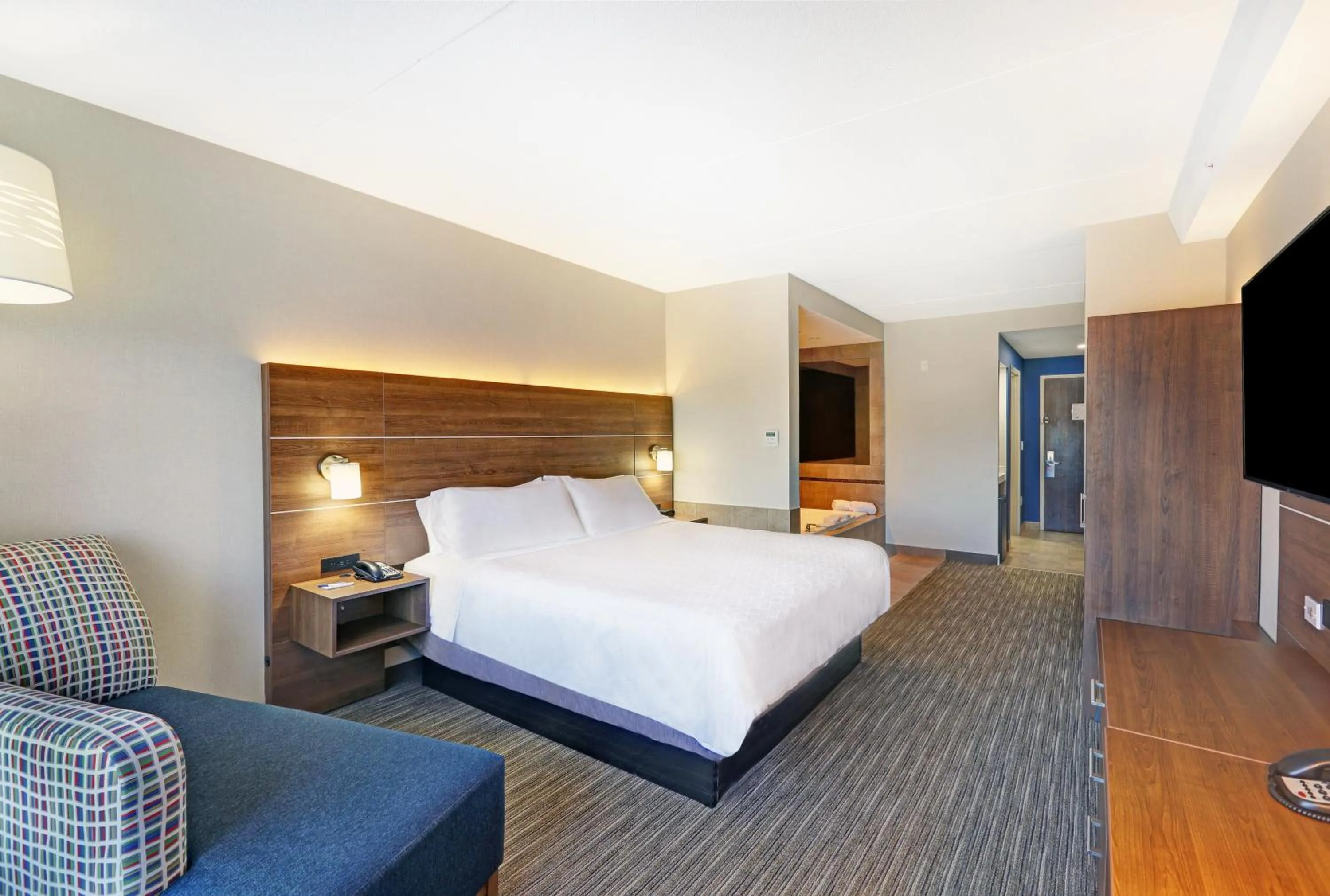 Photo of the whole room, Bed in Holiday Inn Express & Suites - Woodstock, ON CANADA