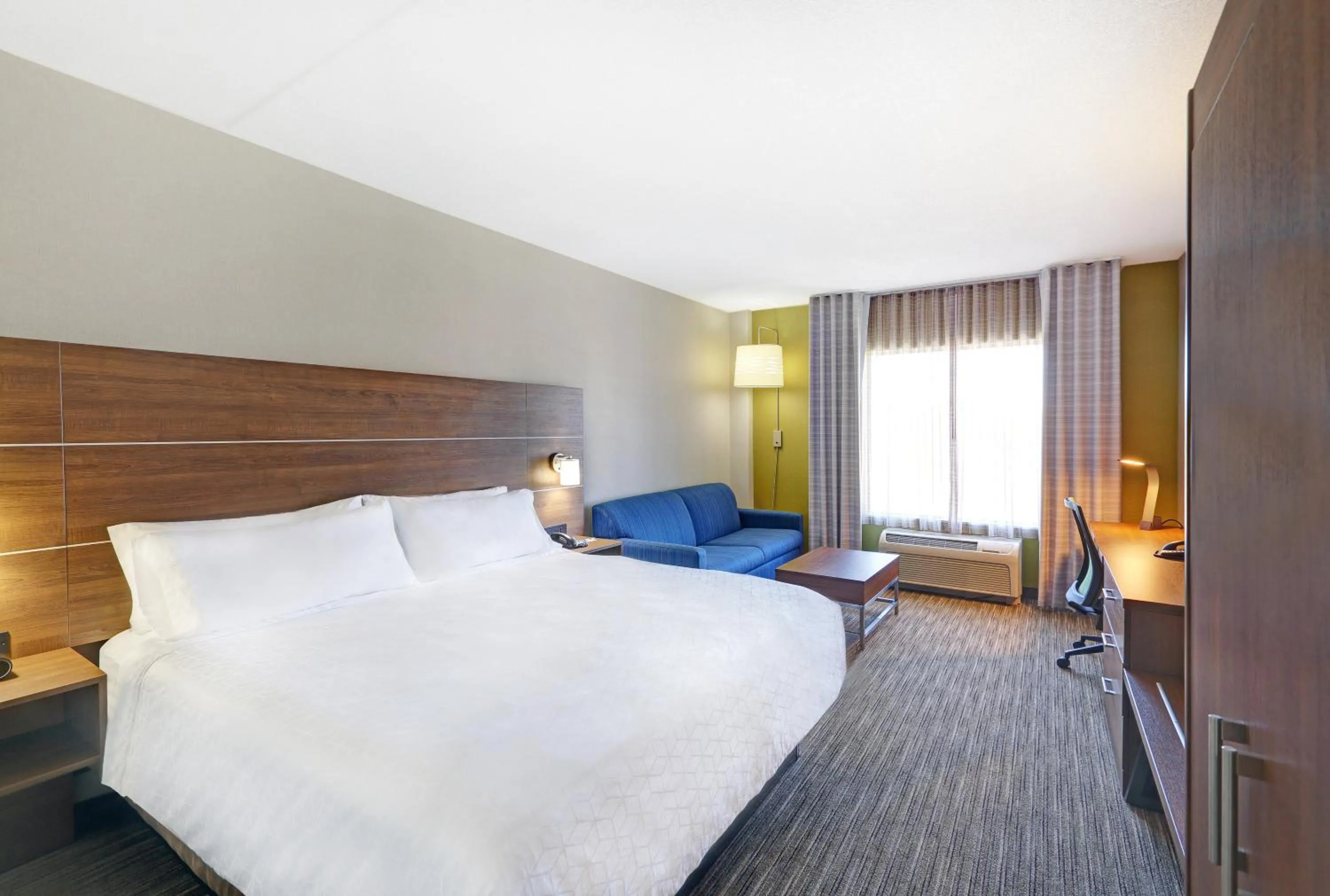 Photo of the whole room, Bed in Holiday Inn Express & Suites - Woodstock, ON CANADA