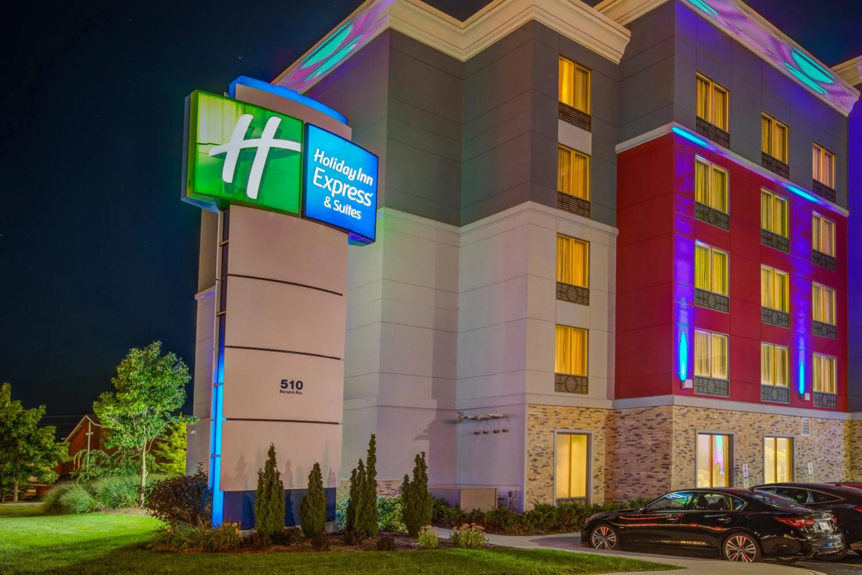 Property building in Holiday Inn Express & Suites - Woodstock, ON CANADA