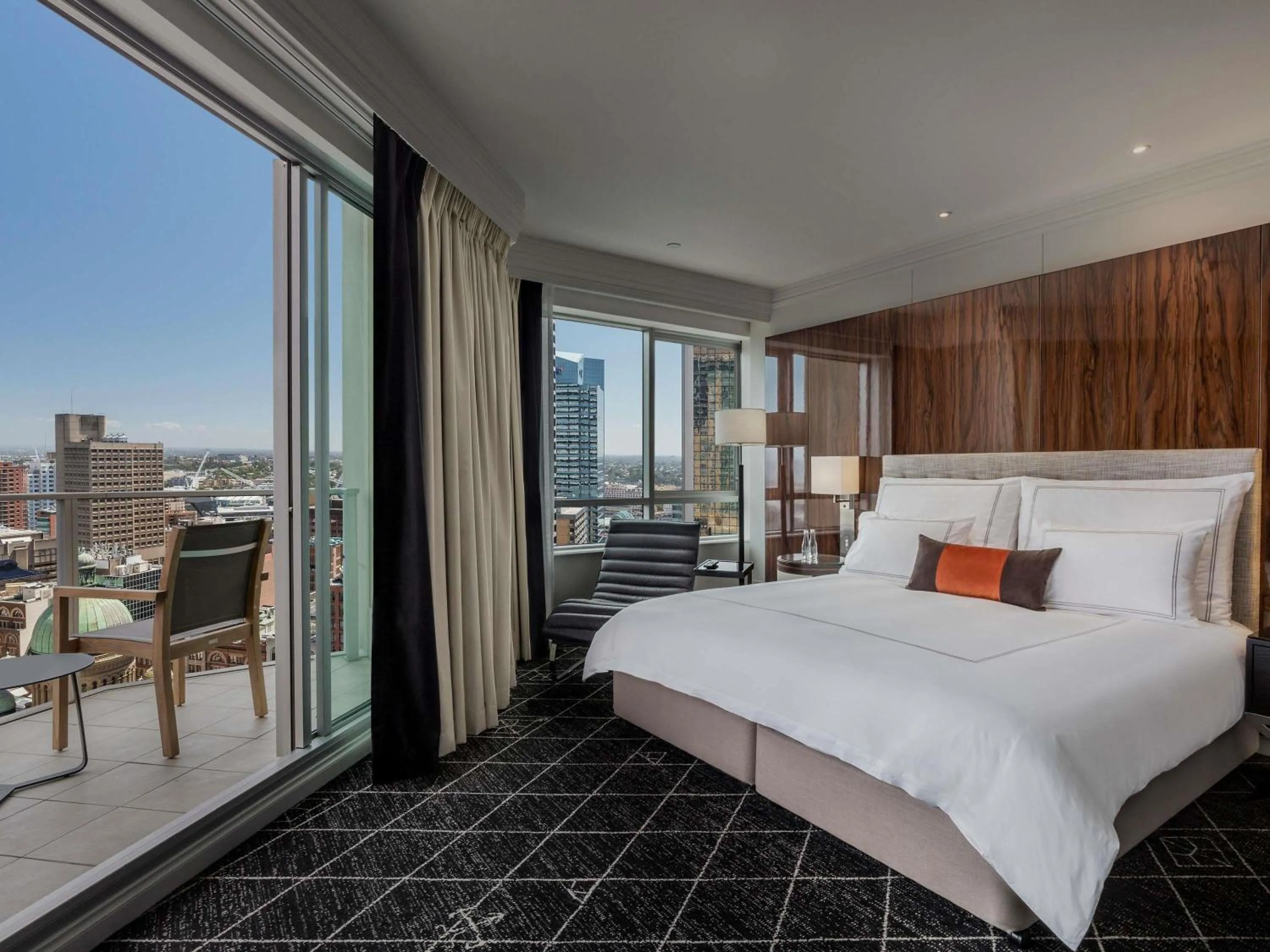 Property building, Bed in Swissotel Sydney
