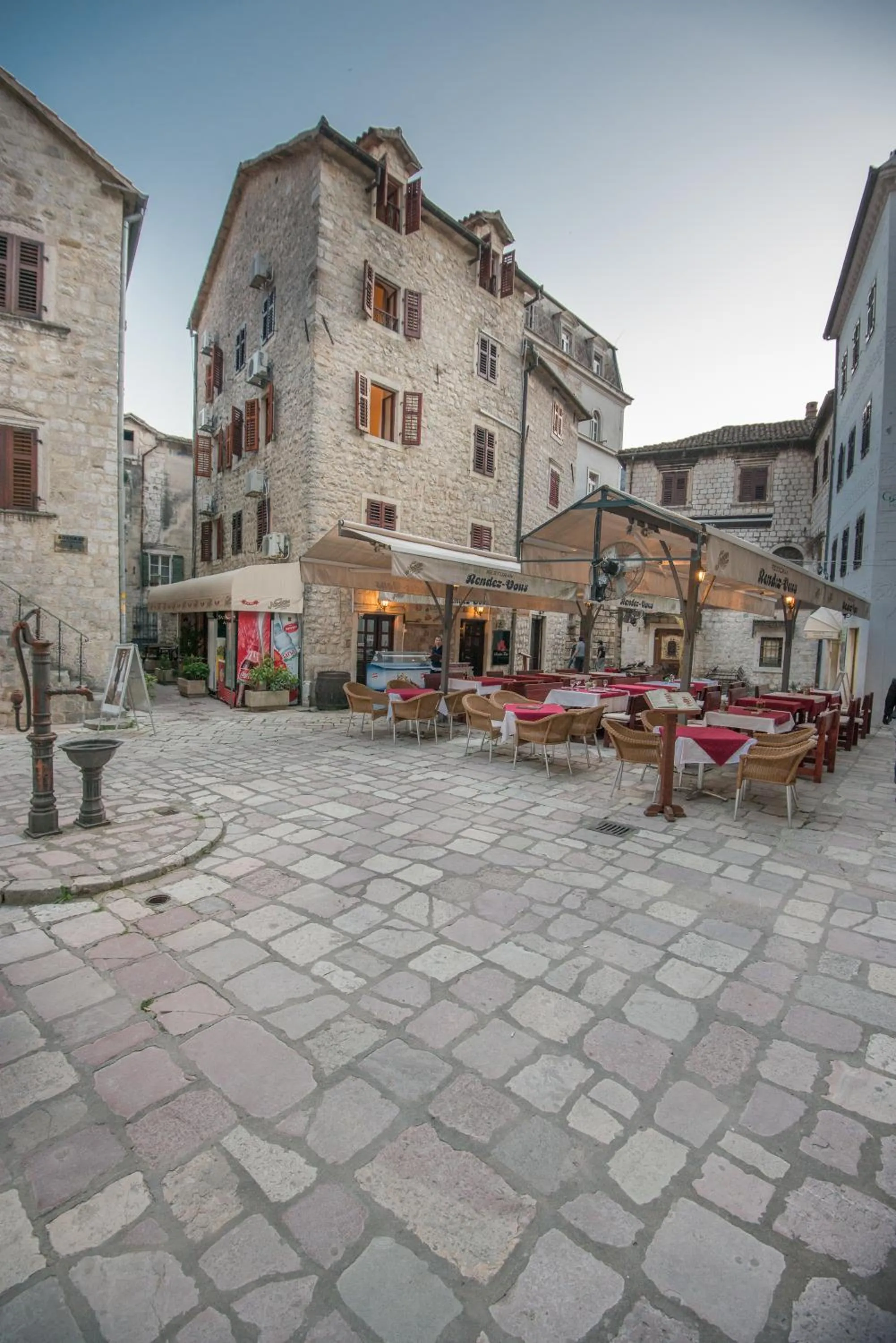 Facade/entrance in Hotel Rendez Vous