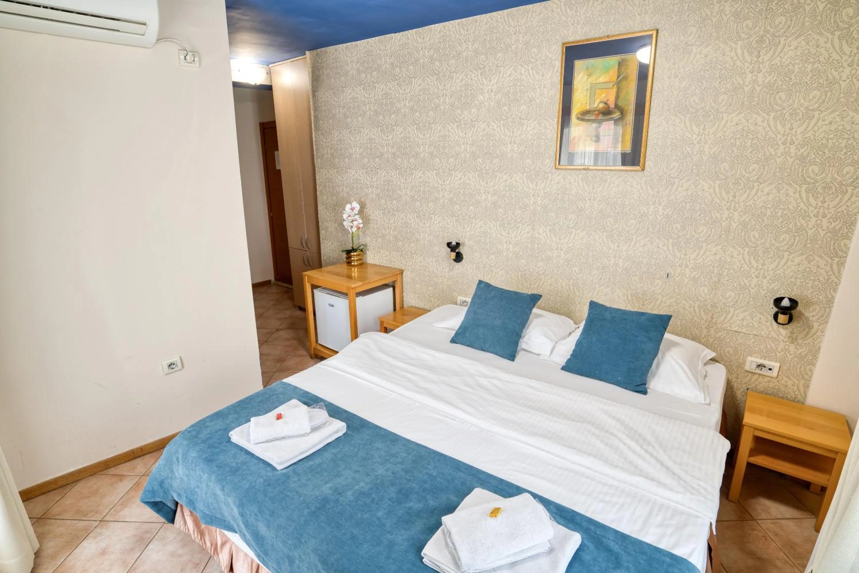 Text overlay in Hotel Rendez Vous