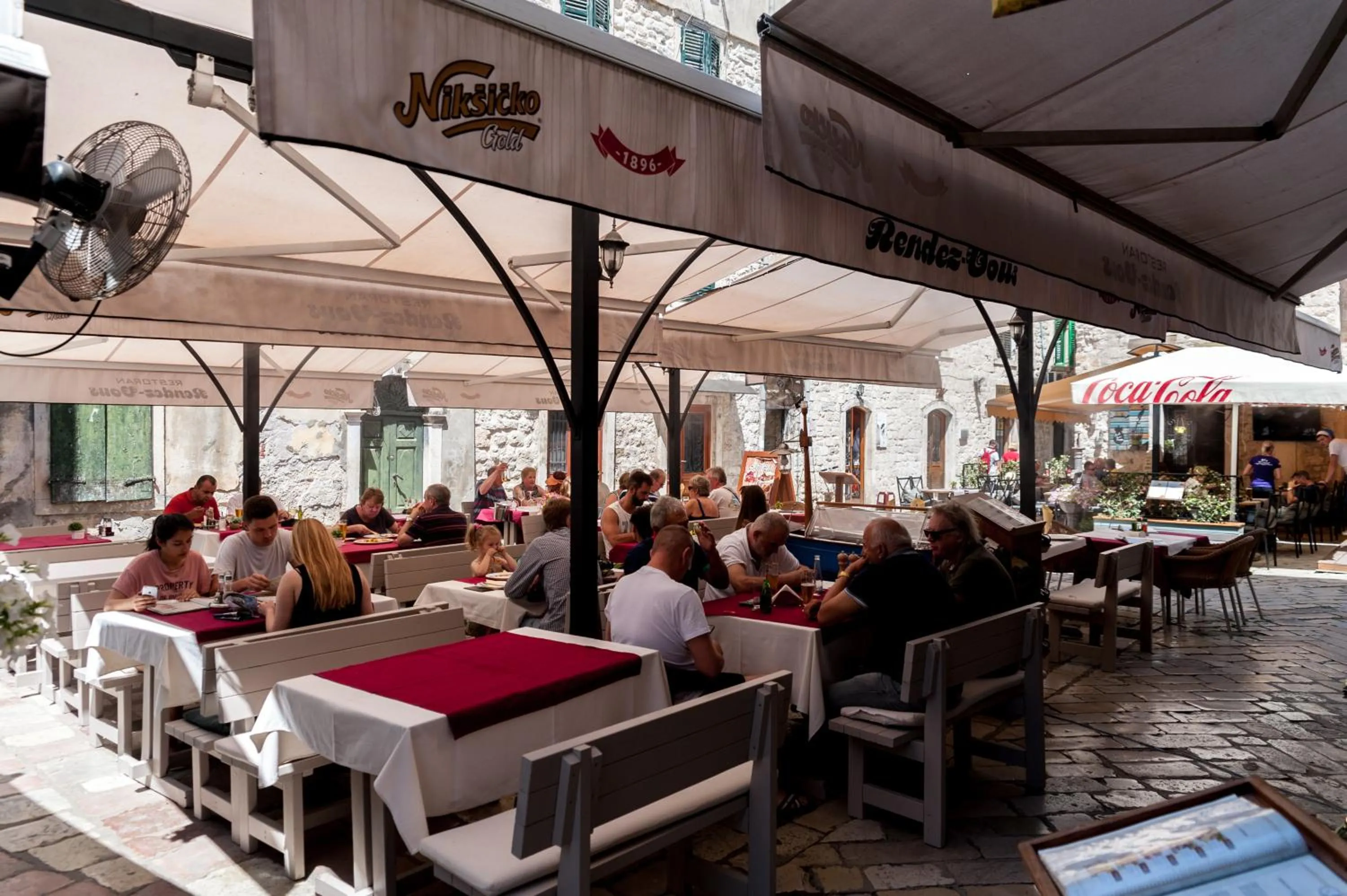 Restaurant/places to eat in Hotel Rendez Vous