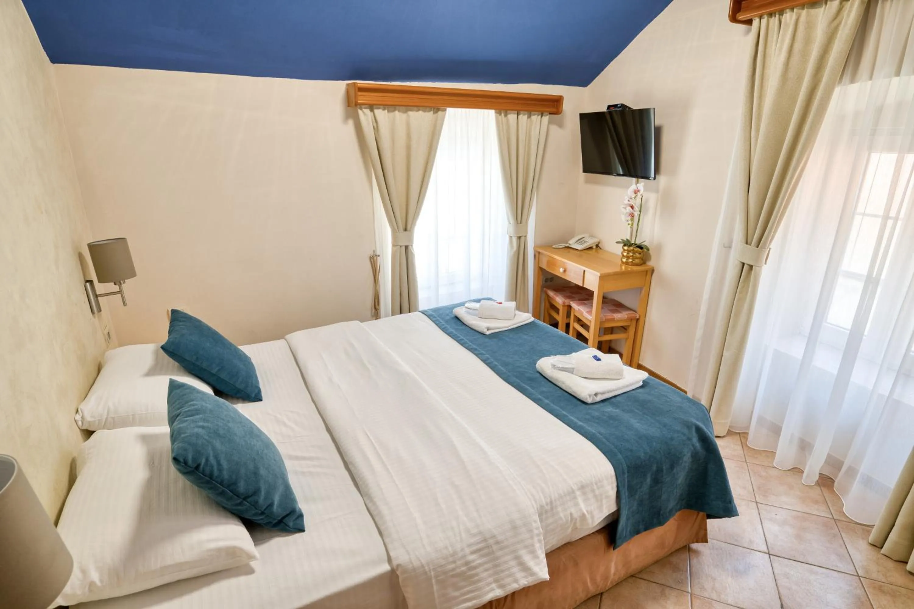 Text overlay in Hotel Rendez Vous