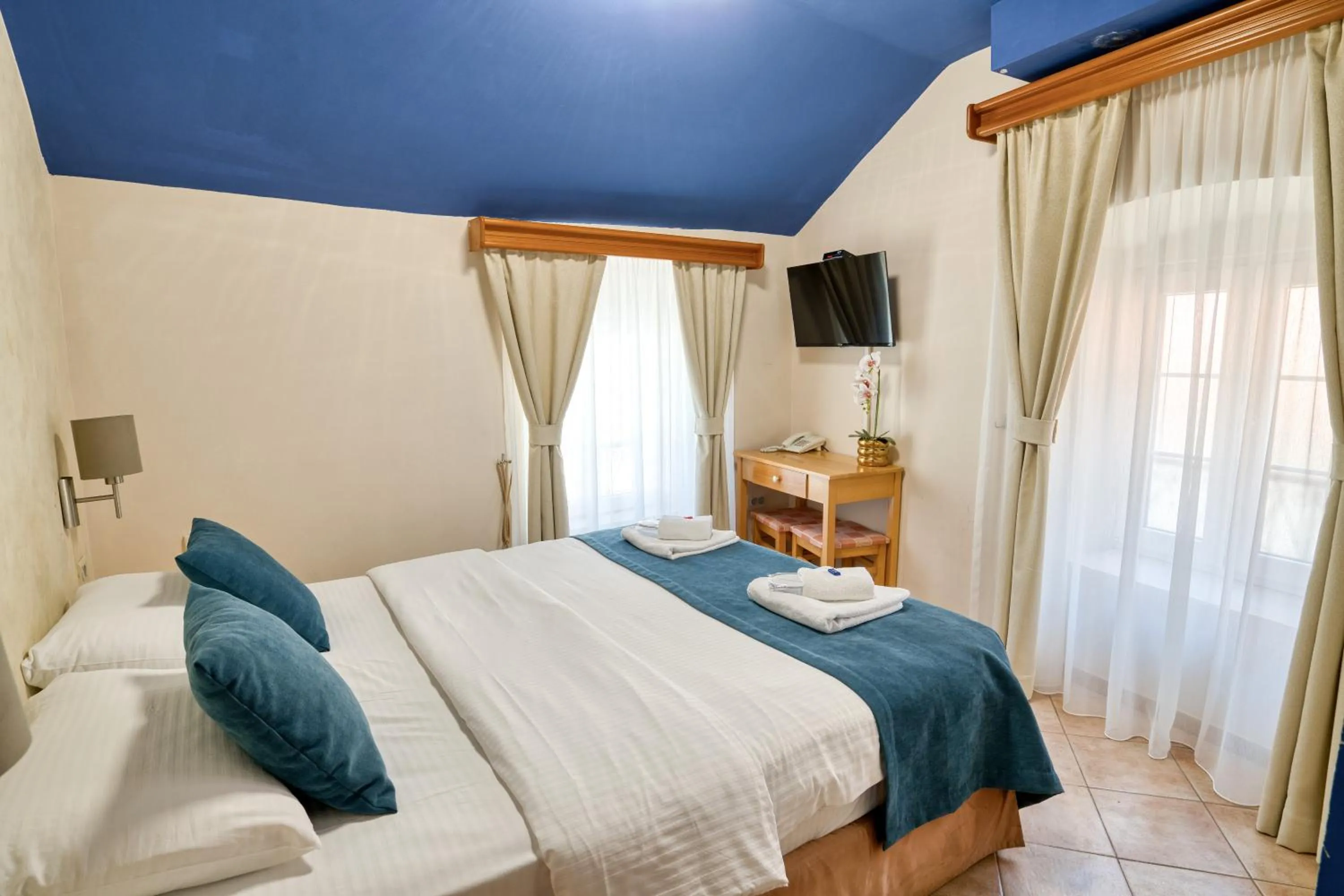 Text overlay in Hotel Rendez Vous