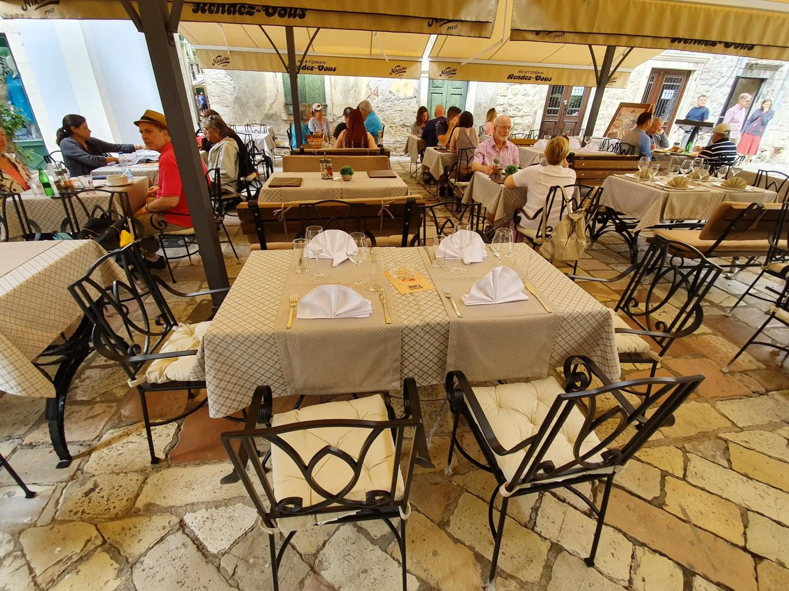 Restaurant/places to eat in Hotel Rendez Vous