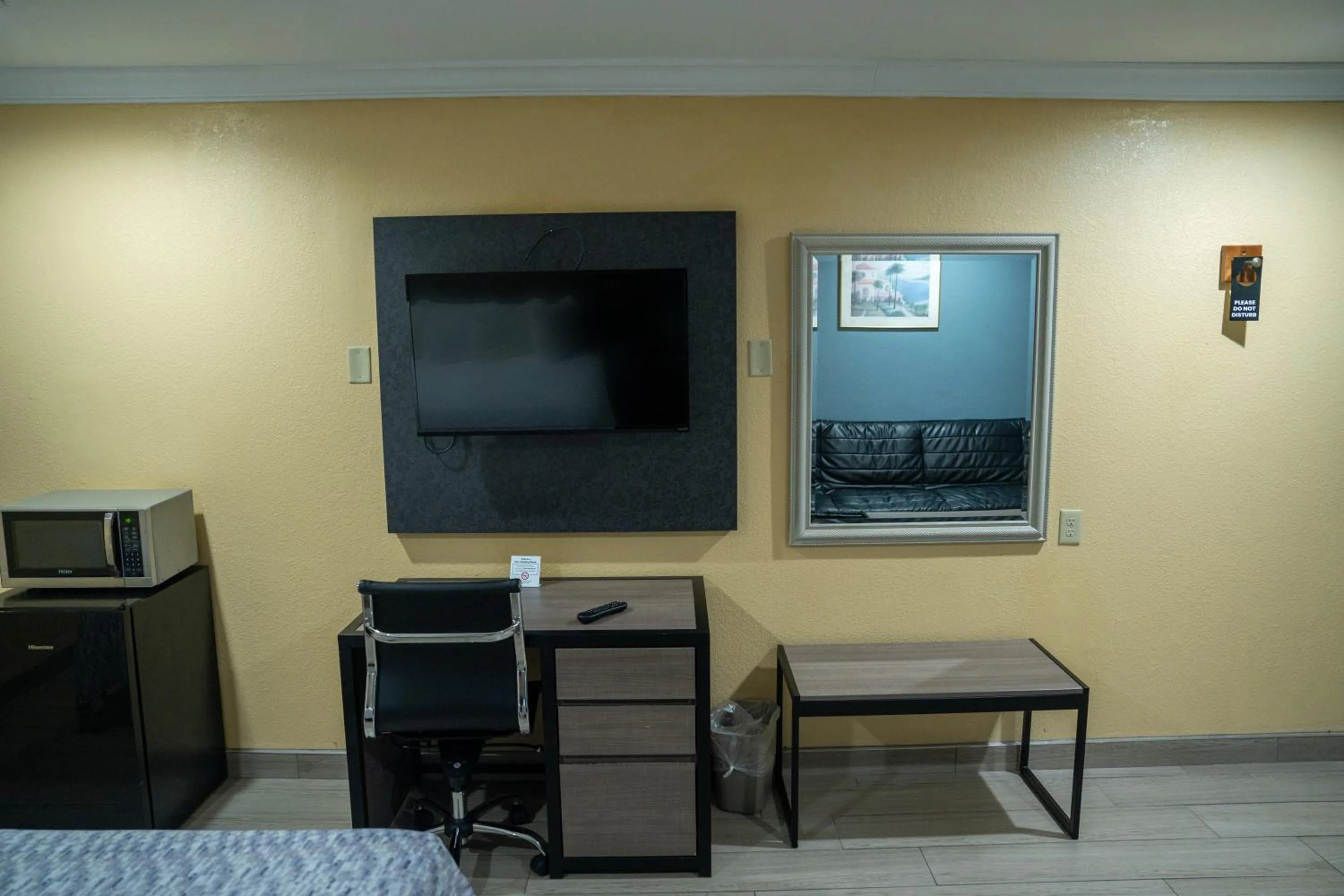 TV and multimedia in Americas Best Value Inn Fort Myers
