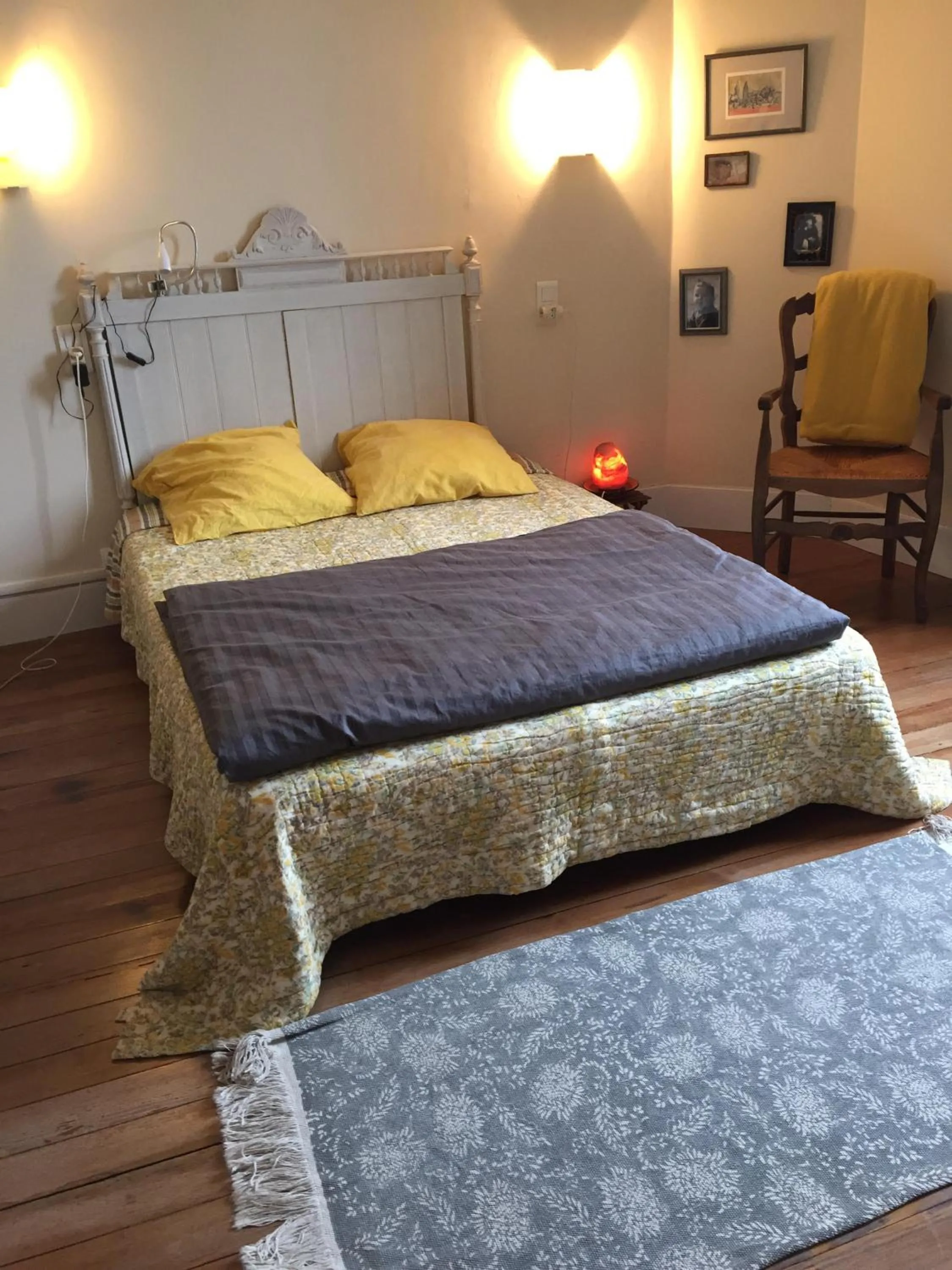 Bedroom, Bed in les camélias