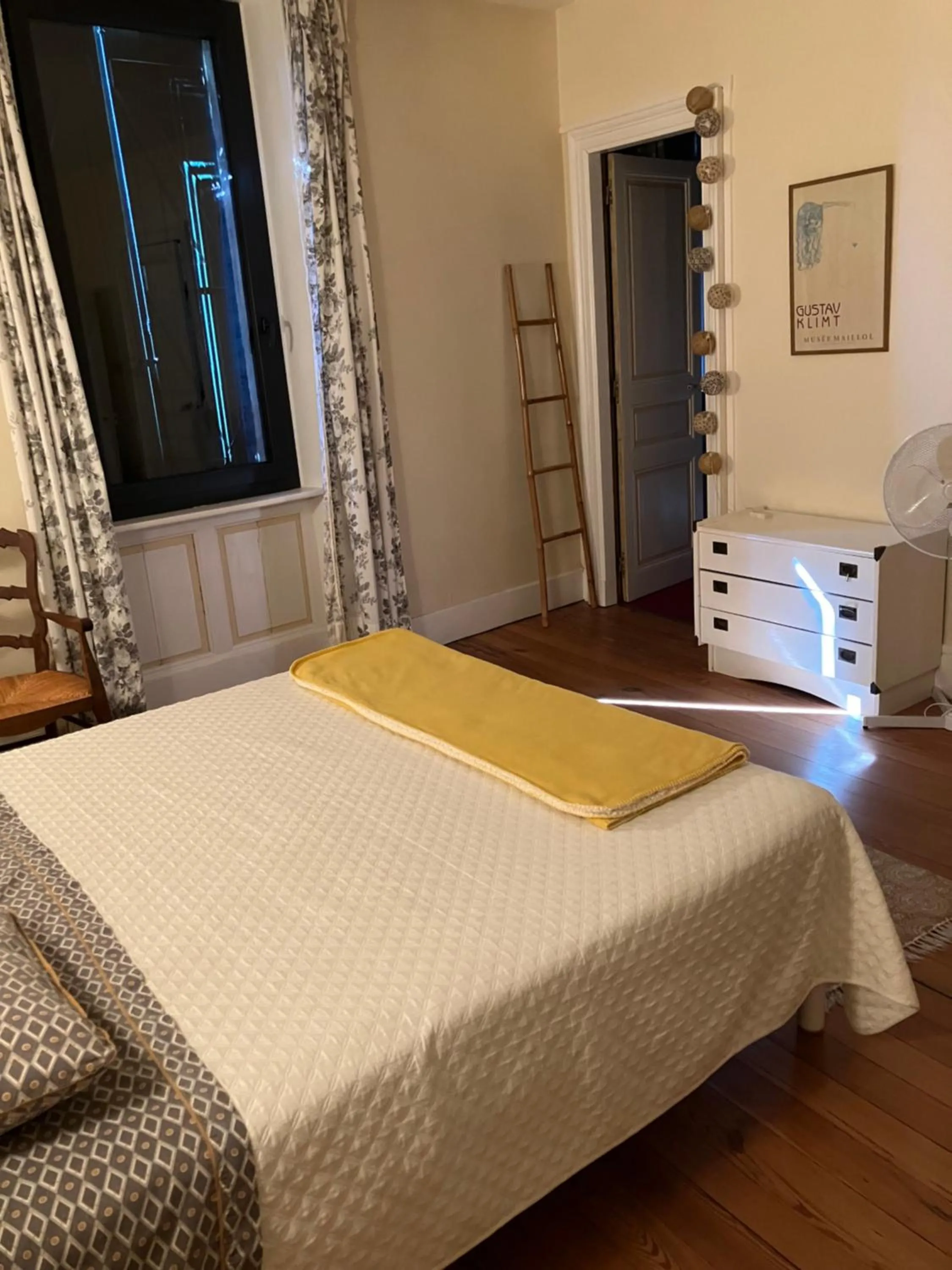 Bedroom, Bed in les camélias