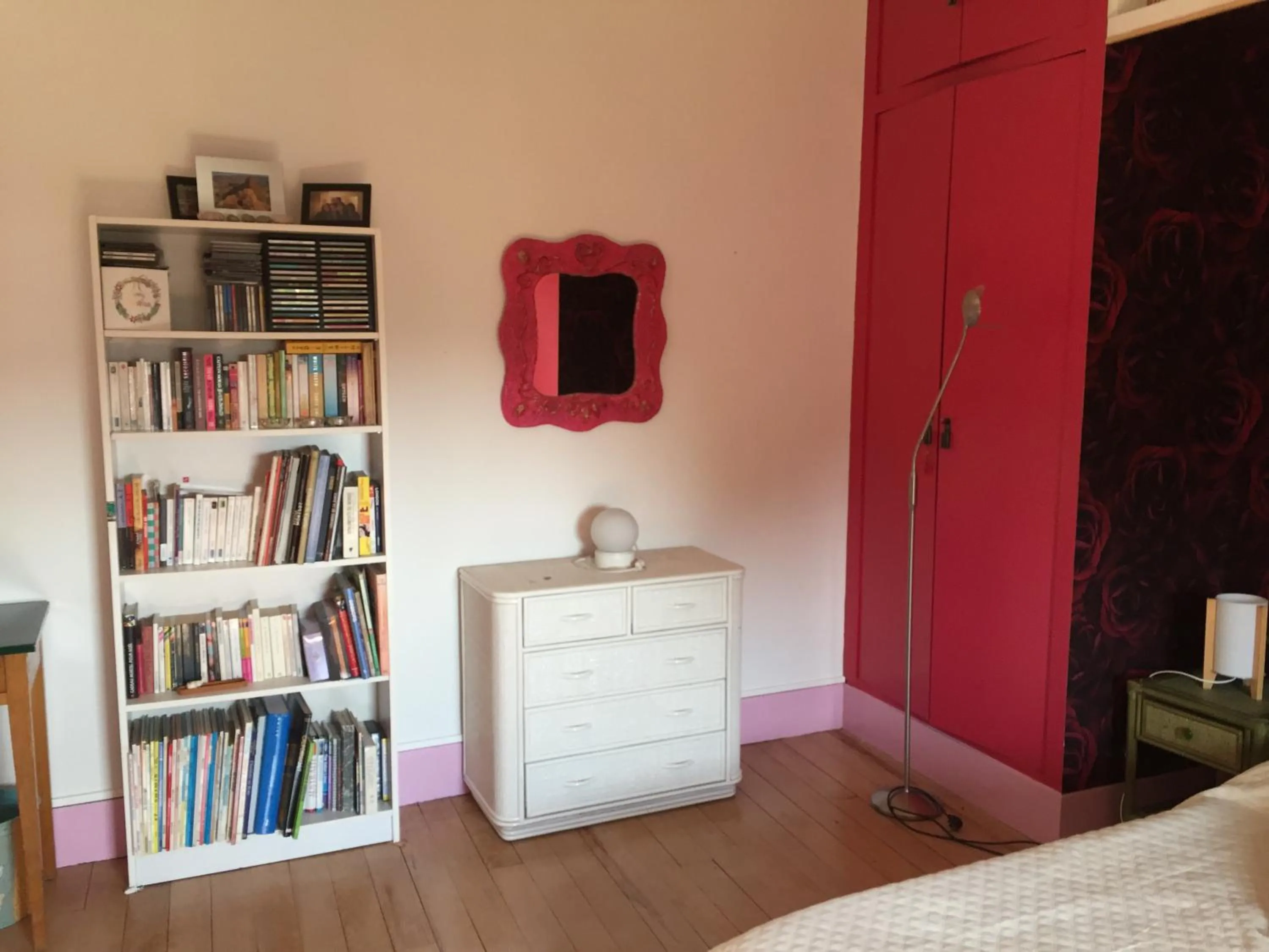 Photo of the whole room, Bed in les camélias