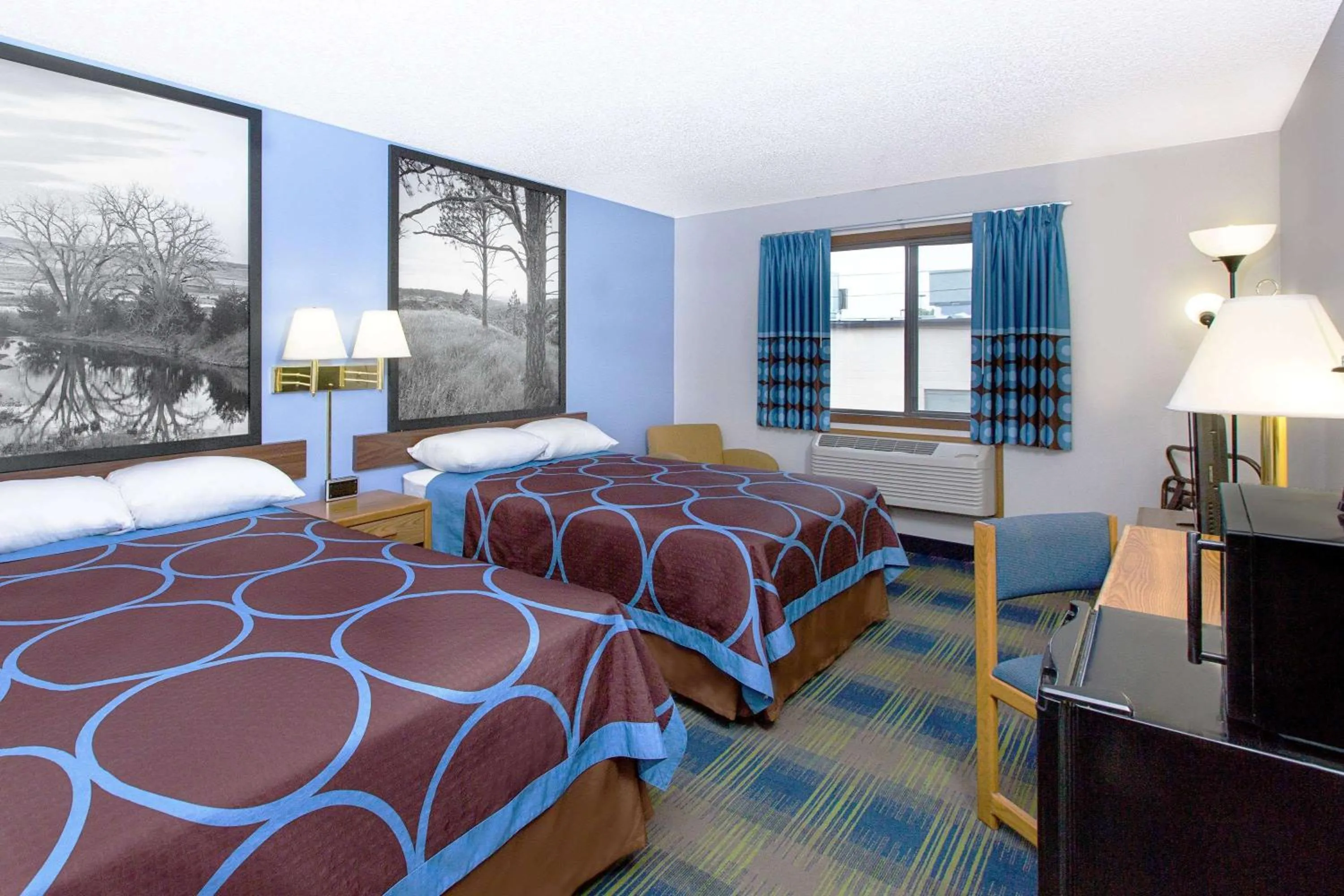 Photo of the whole room, Bed in Super 8 by Wyndham Columbus
