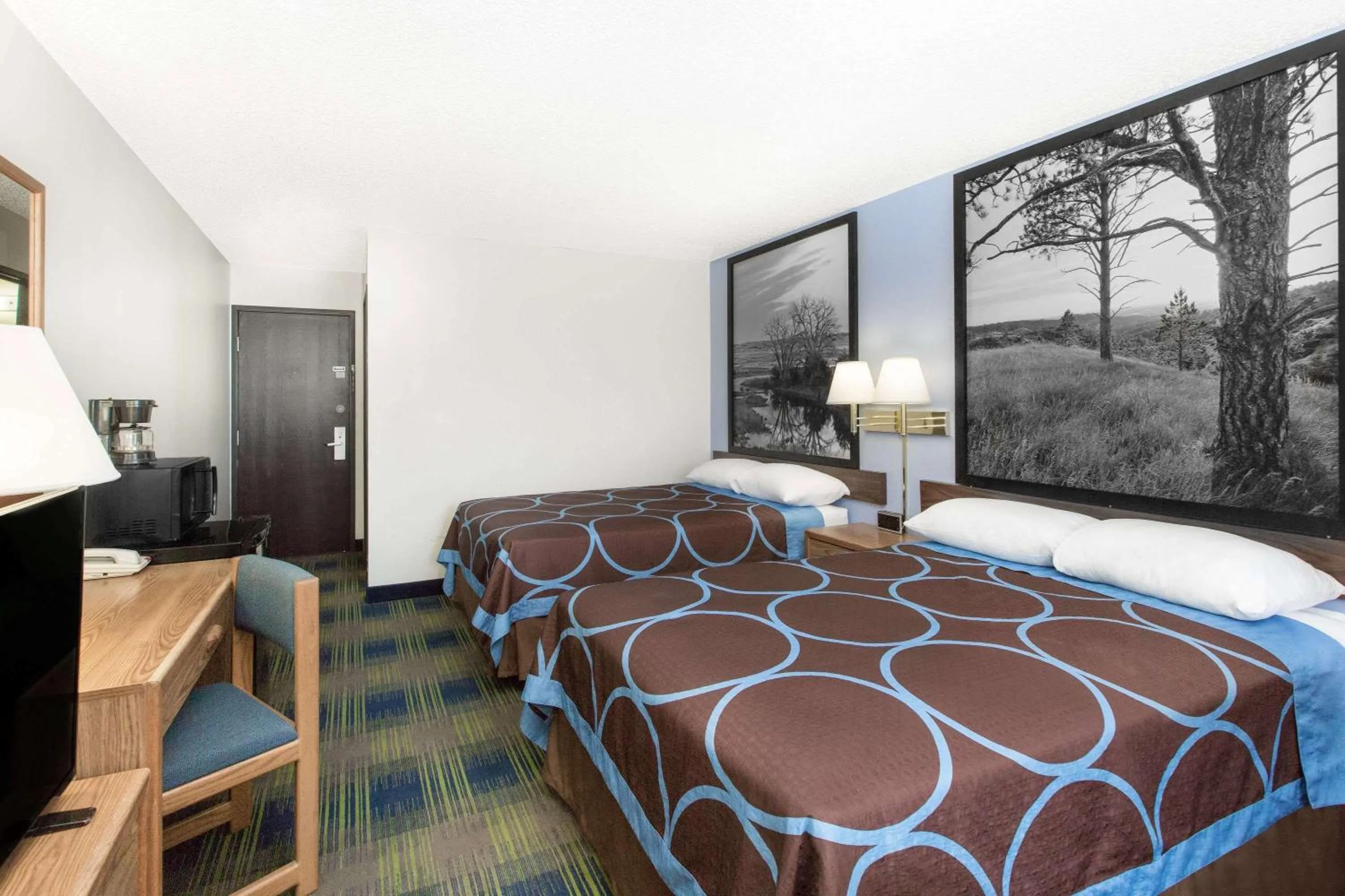 Photo of the whole room, Bed in Super 8 by Wyndham Columbus