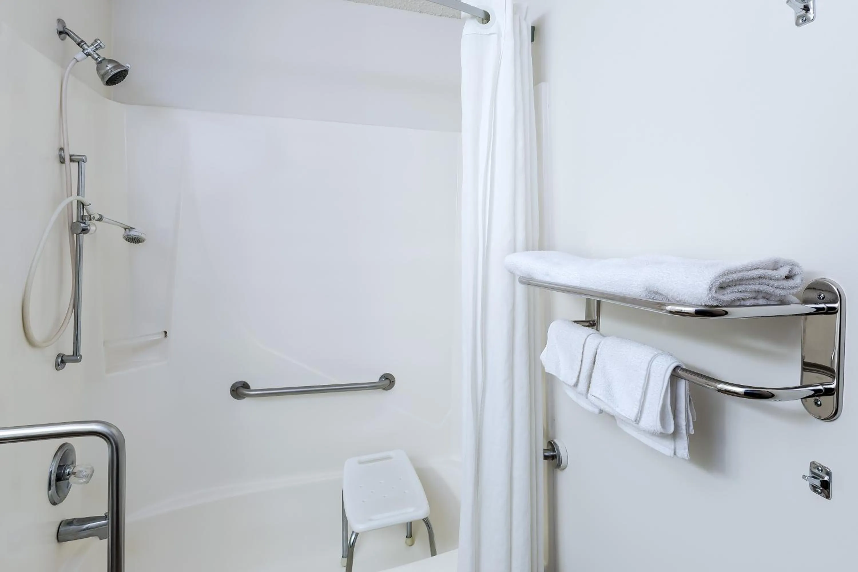 Bathroom in Super 8 by Wyndham Columbus