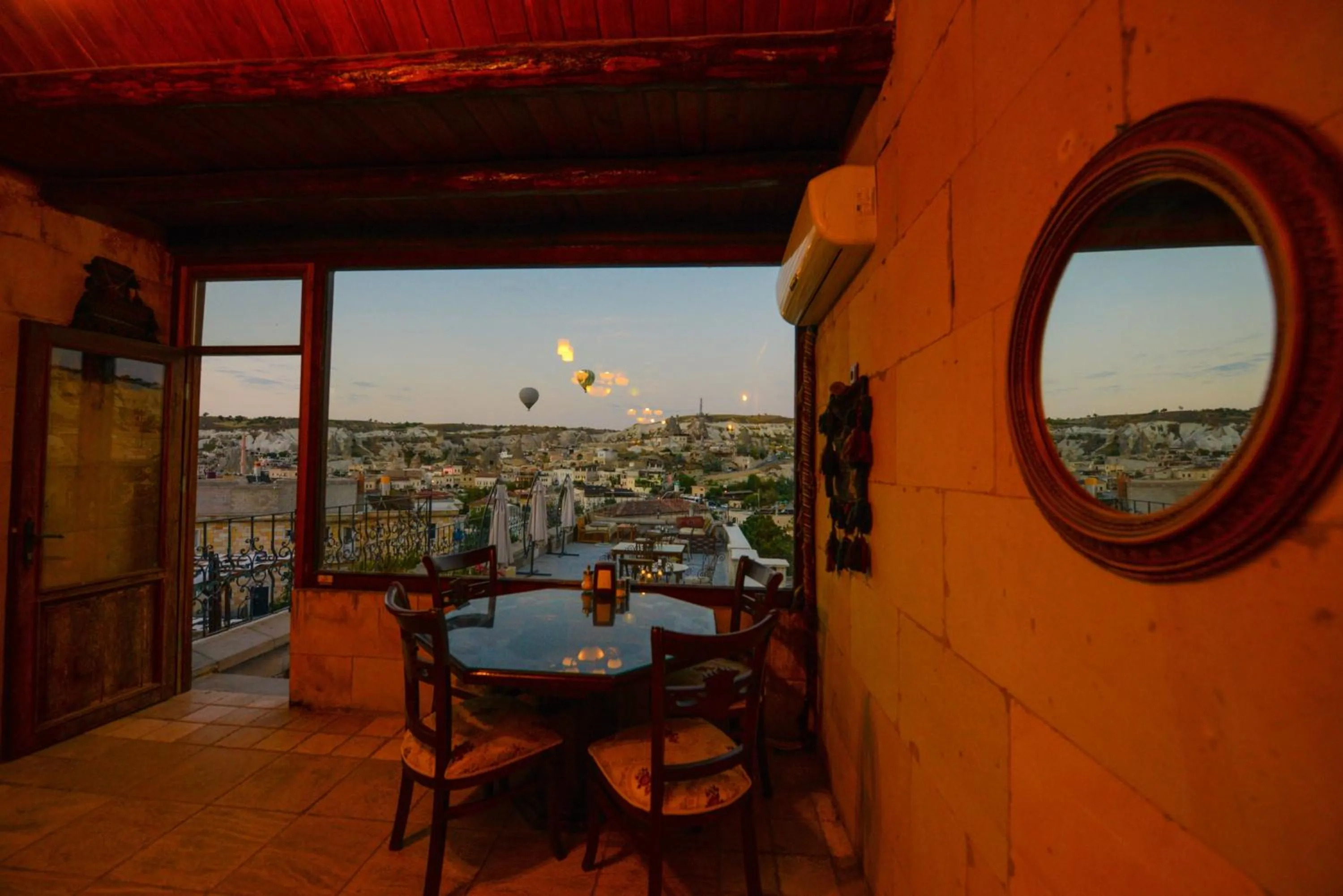 Restaurant/places to eat in Vineyard Cave Hotel