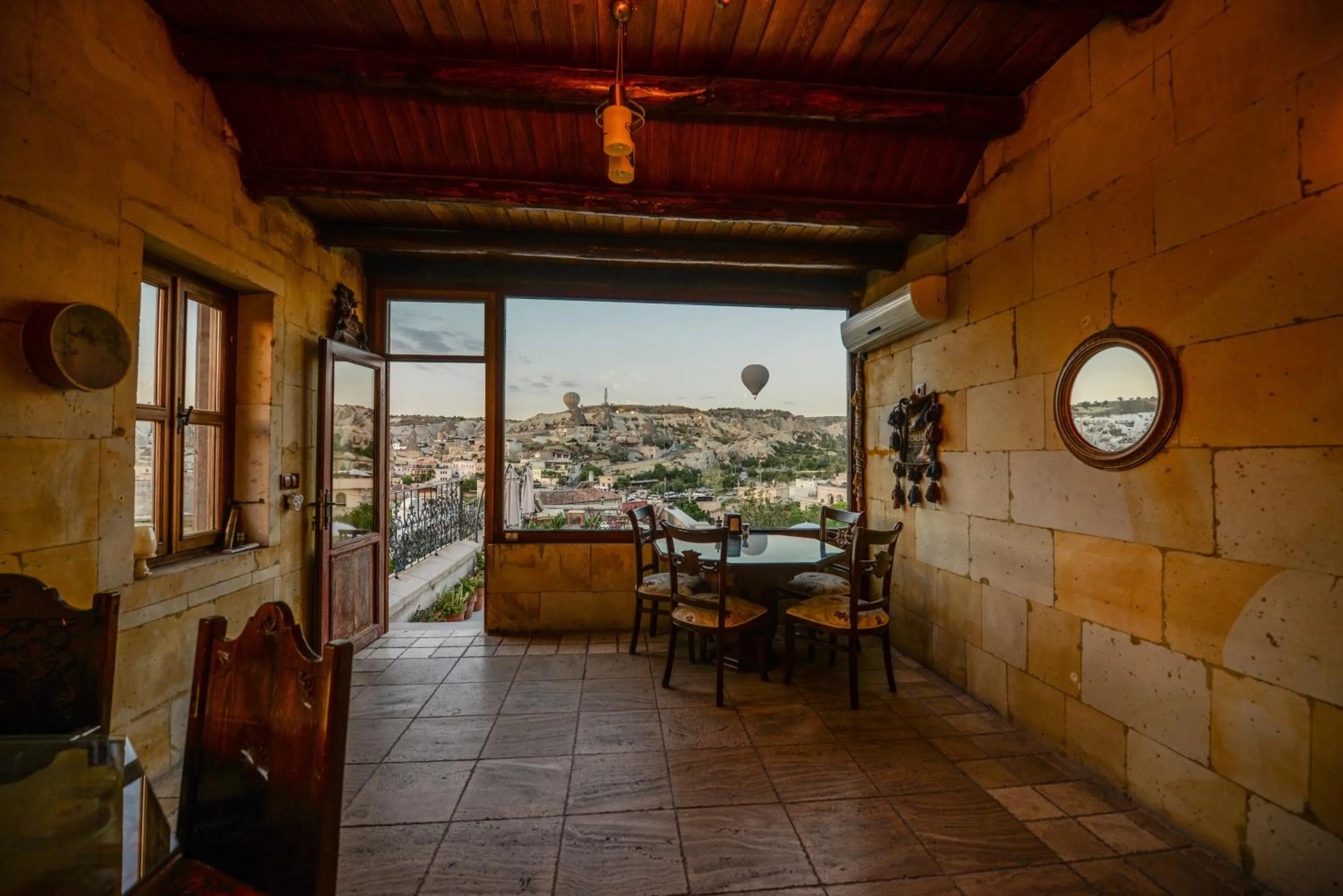 Restaurant/places to eat in Vineyard Cave Hotel