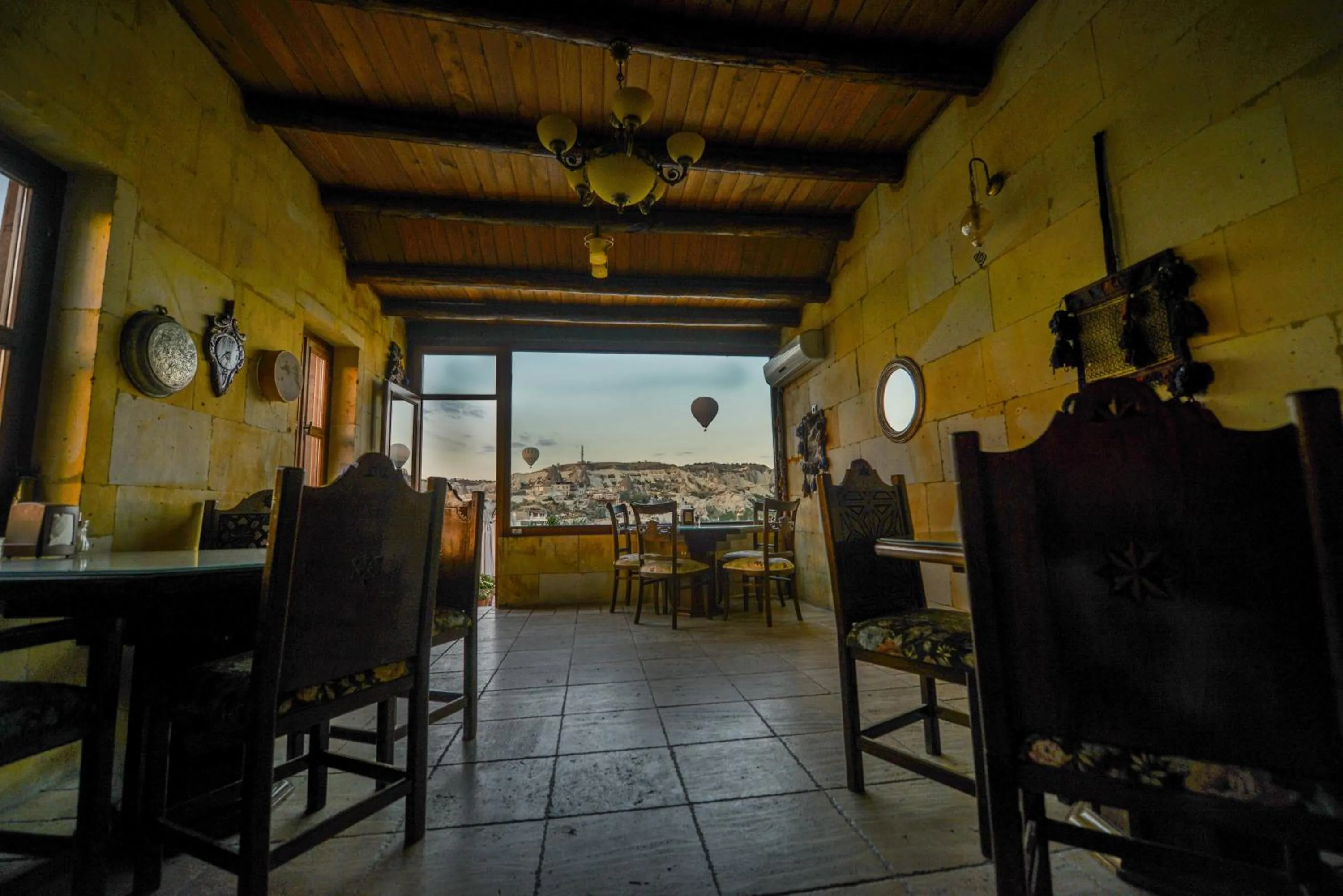 Restaurant/places to eat in Vineyard Cave Hotel