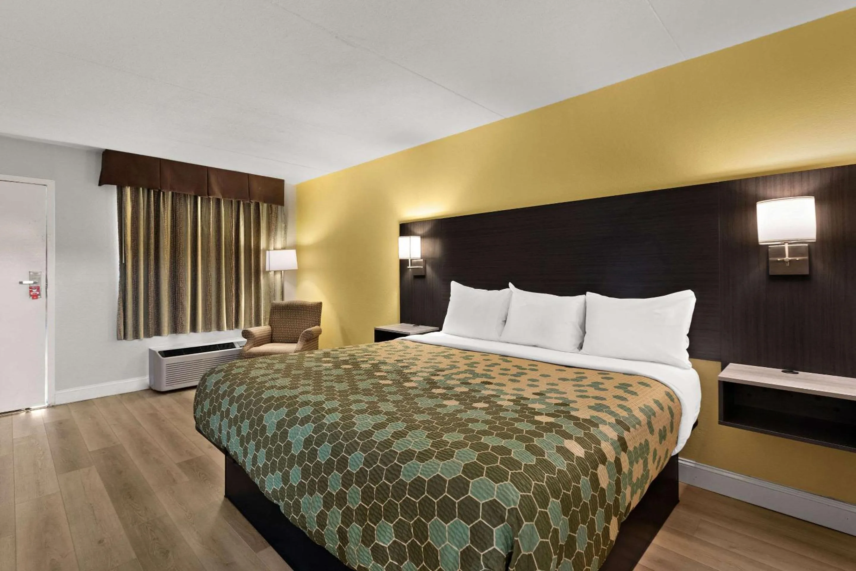 Bedroom, Bed in Econo Lodge White Pine Morristown I-81 & I-40 Split