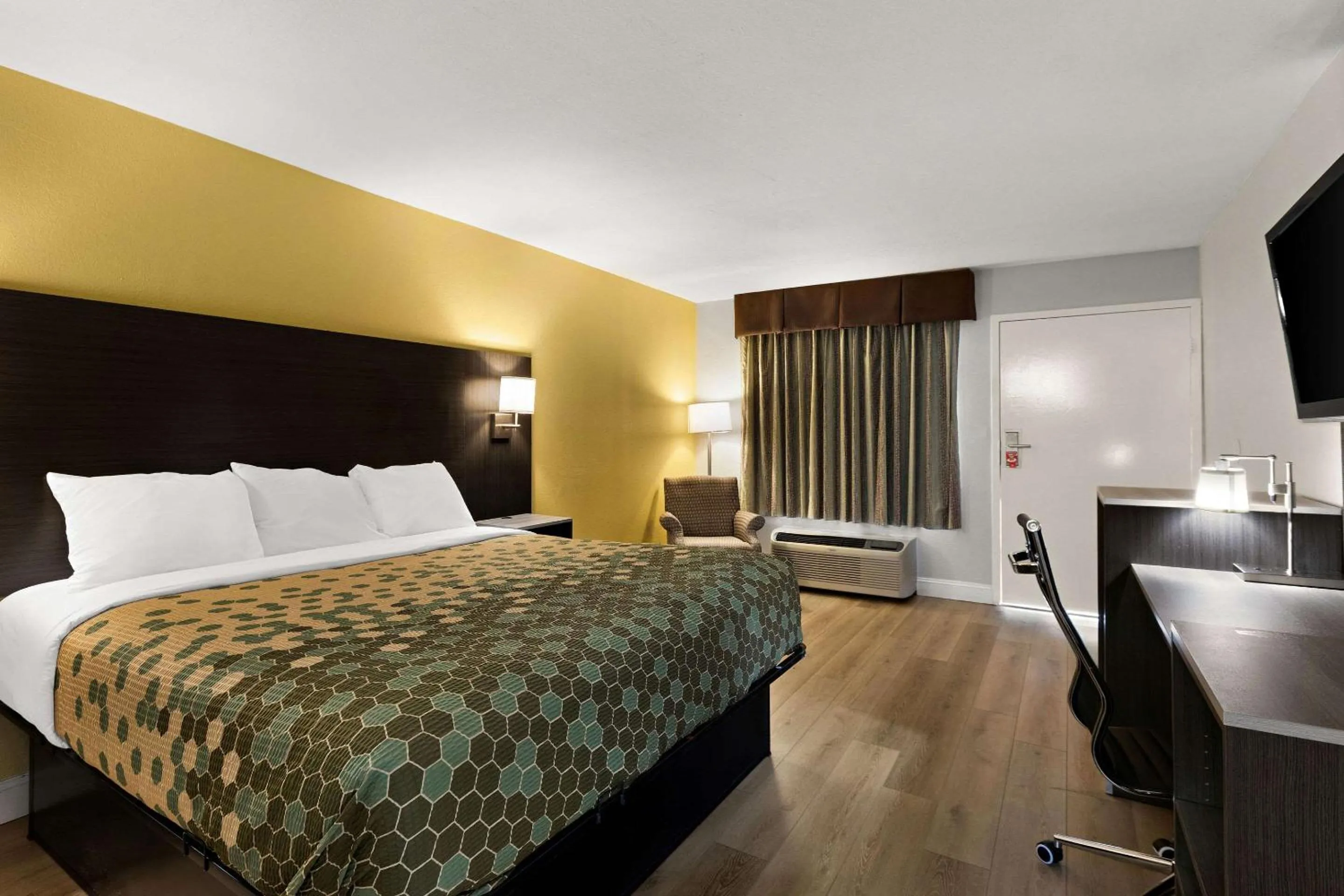 Bedroom, Bed in Econo Lodge White Pine Morristown I-81 & I-40 Split