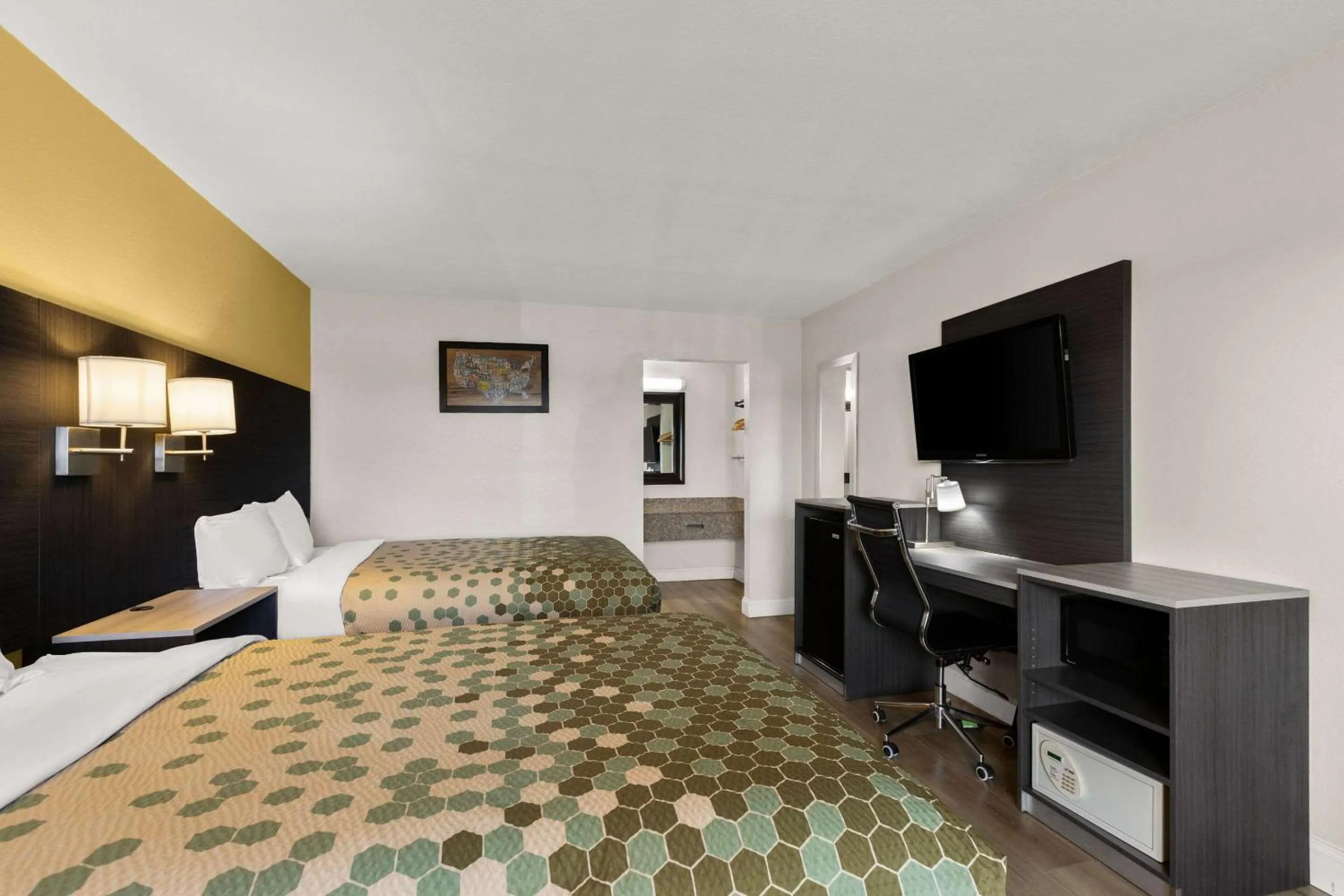 Bedroom, Bed in Econo Lodge White Pine Morristown I-81 & I-40 Split