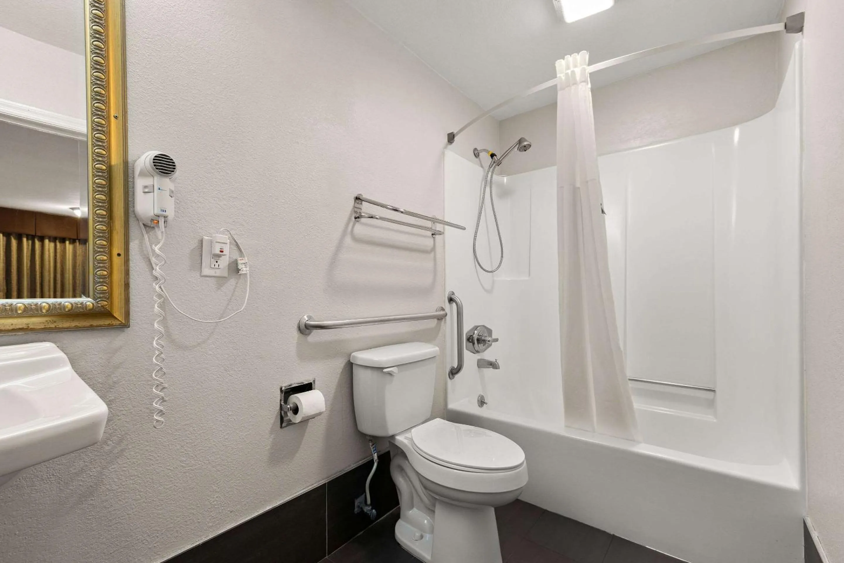 Bedroom in Econo Lodge White Pine Morristown I-81 & I-40 Split