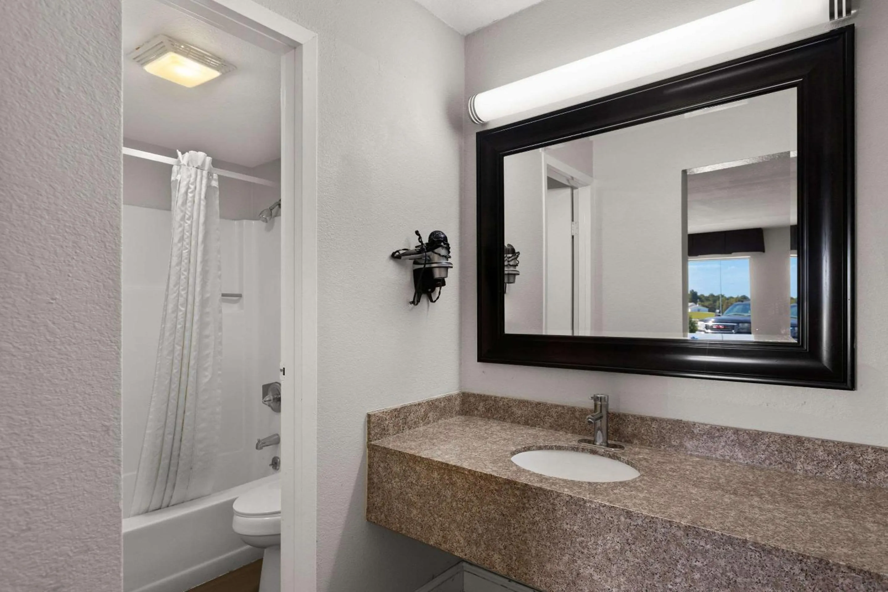 Bedroom in Econo Lodge White Pine Morristown I-81 & I-40 Split