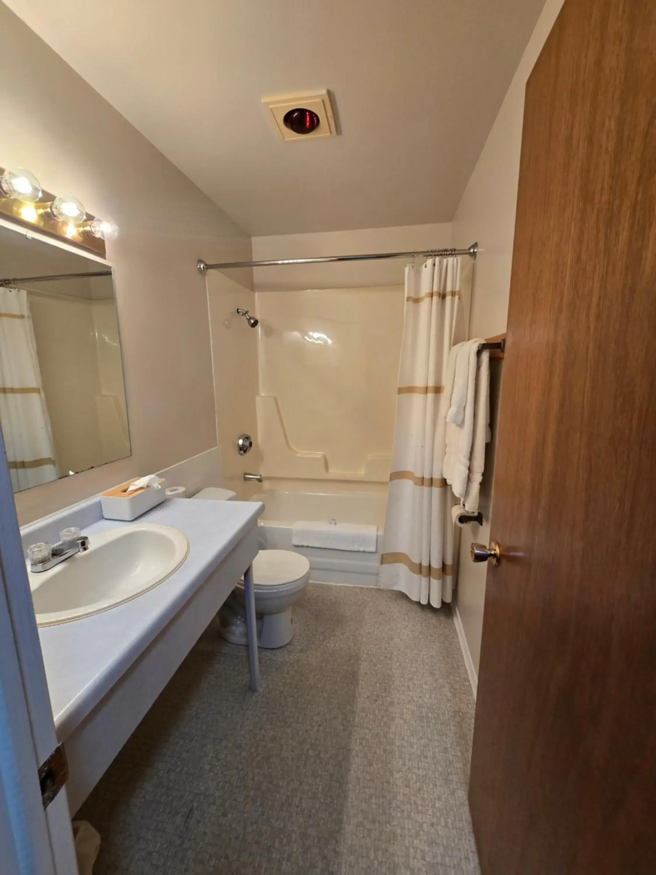 Queen Room - Hallway Pool Access/Non-Smoking in Travelodge by Wyndham Port Elgin Queen Room - Hallway Pool Access/Non-Smoking in Travelodge by Wyndham Port Elgin