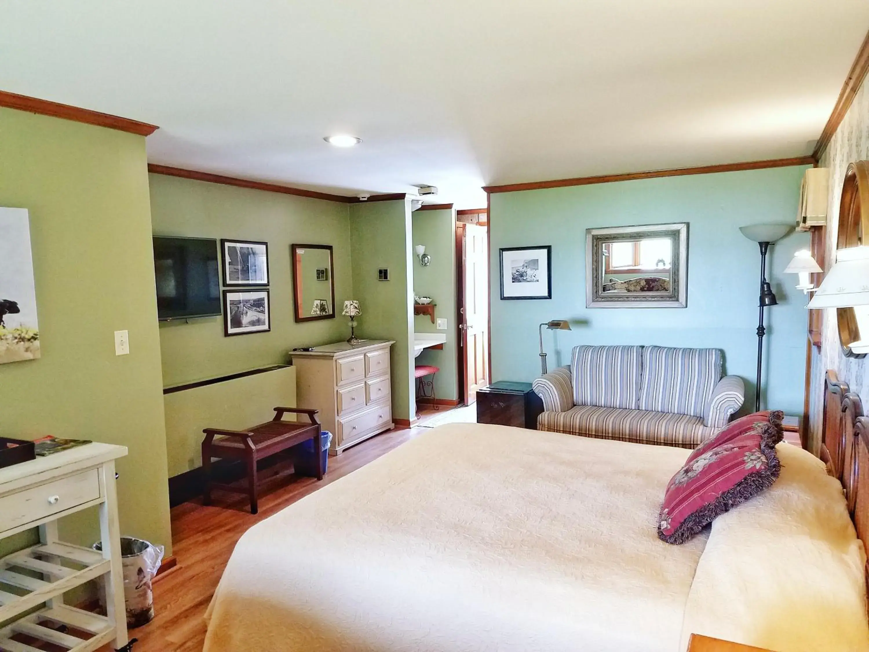 King Room with Bay View in Sandaway Suites & Beach King Room with Bay View in Sandaway Suites & Beach