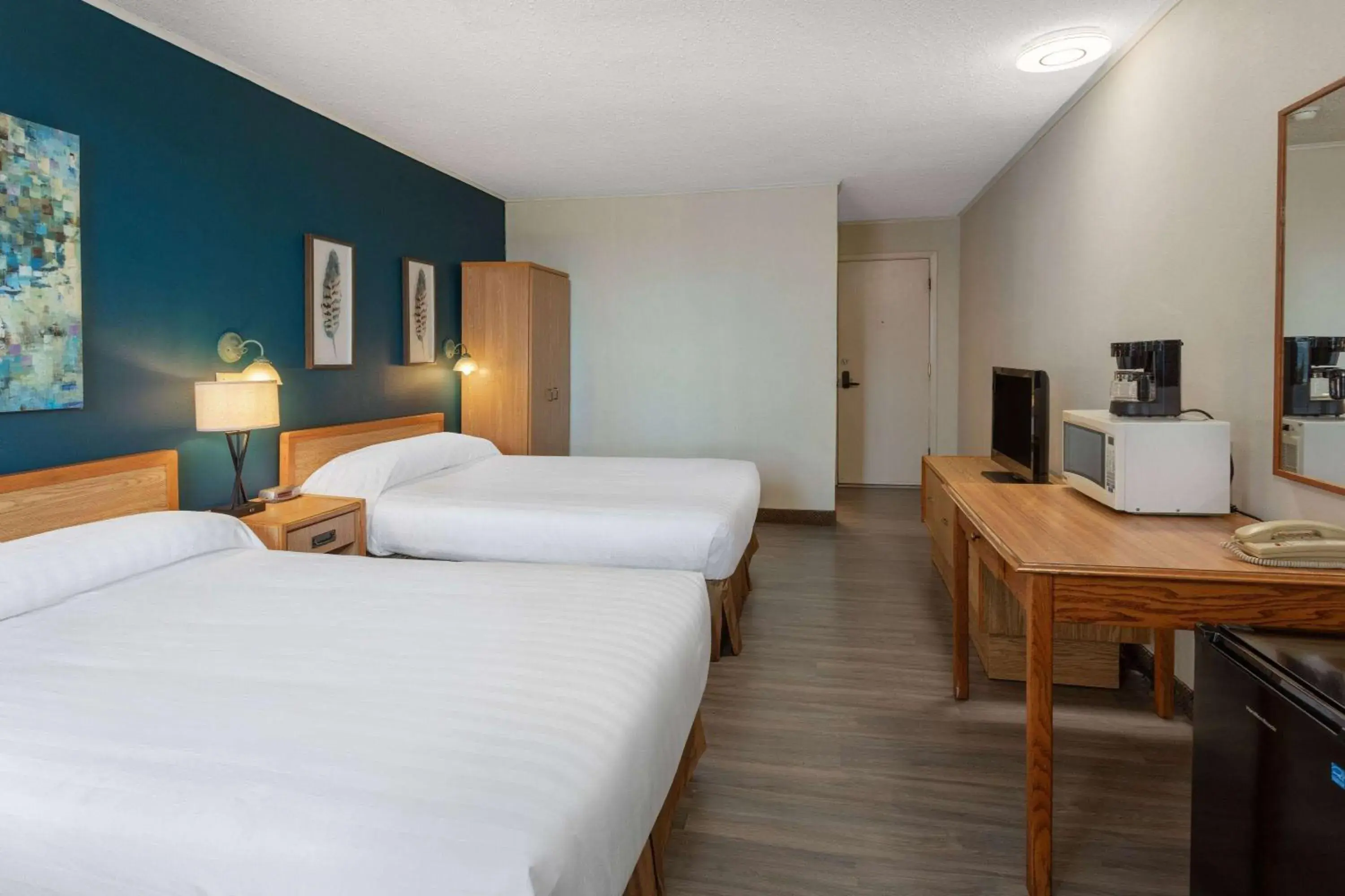 Photo of the whole room, Bed in Travelodge by Wyndham Amherst Photo of the whole room, Bed in Travelodge by Wyndham Amherst