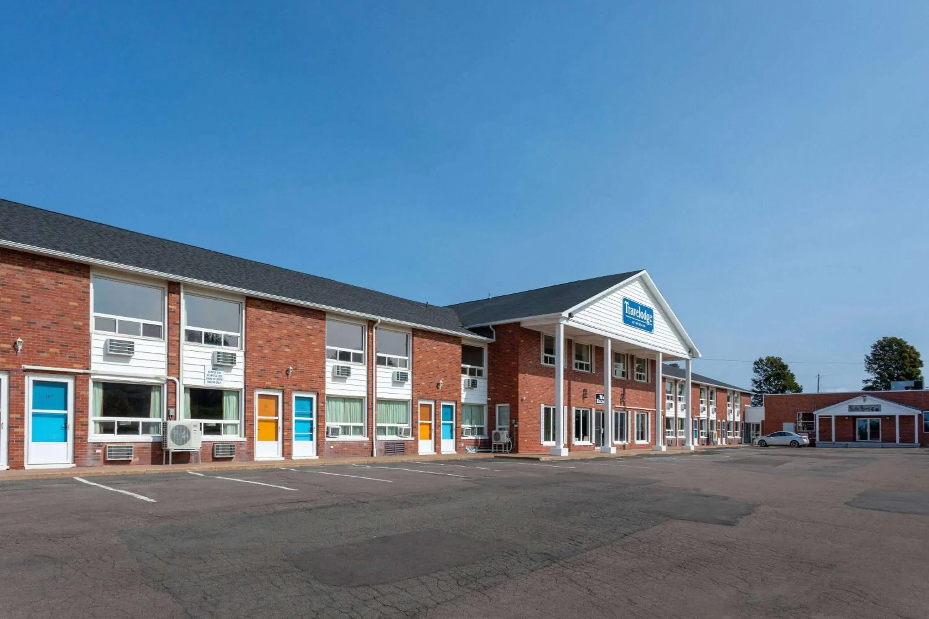Property building in Travelodge by Wyndham Amherst Property building in Travelodge by Wyndham Amherst