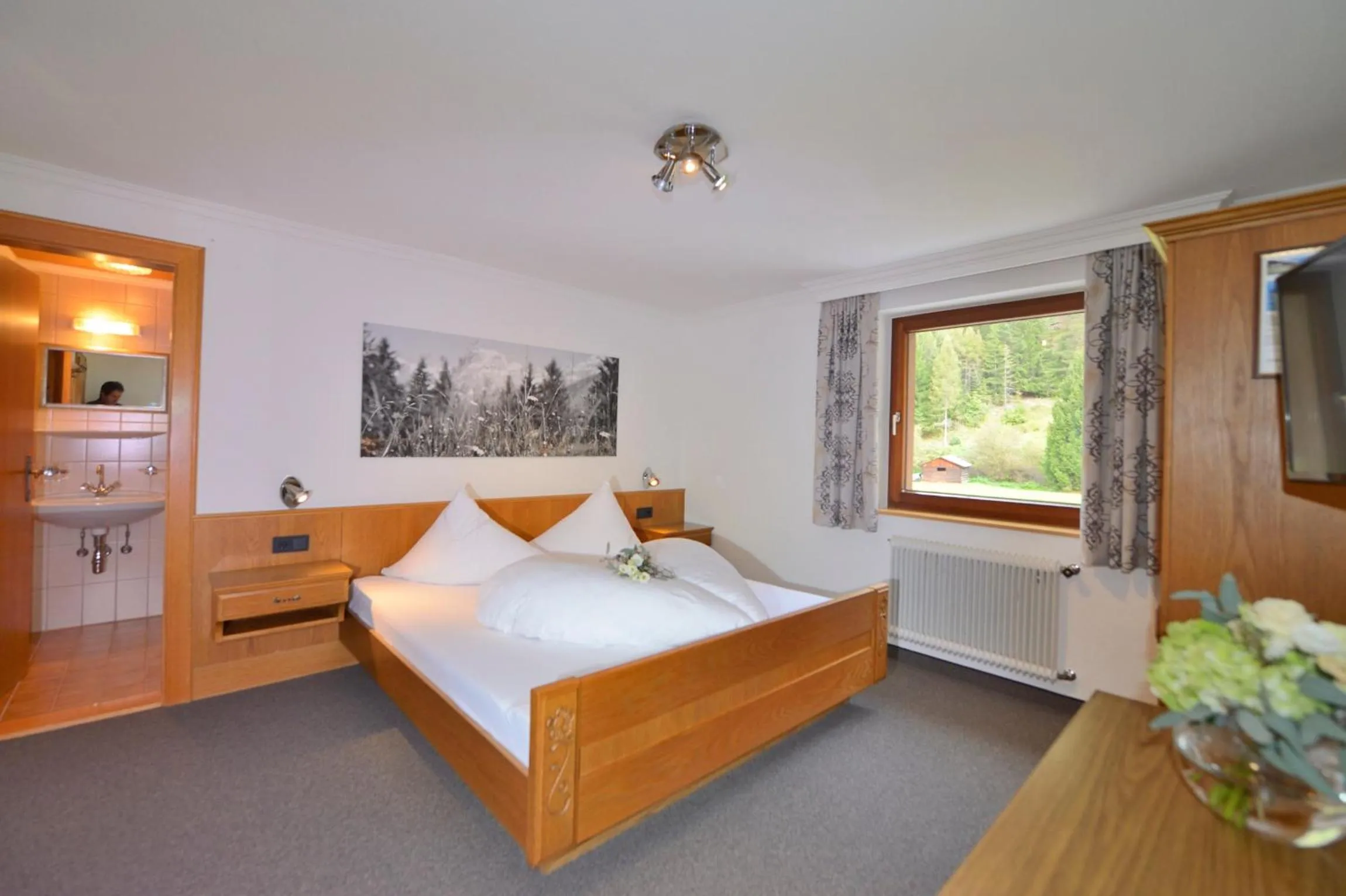 Toilet, Bed in Hotel Garni Bergwelt