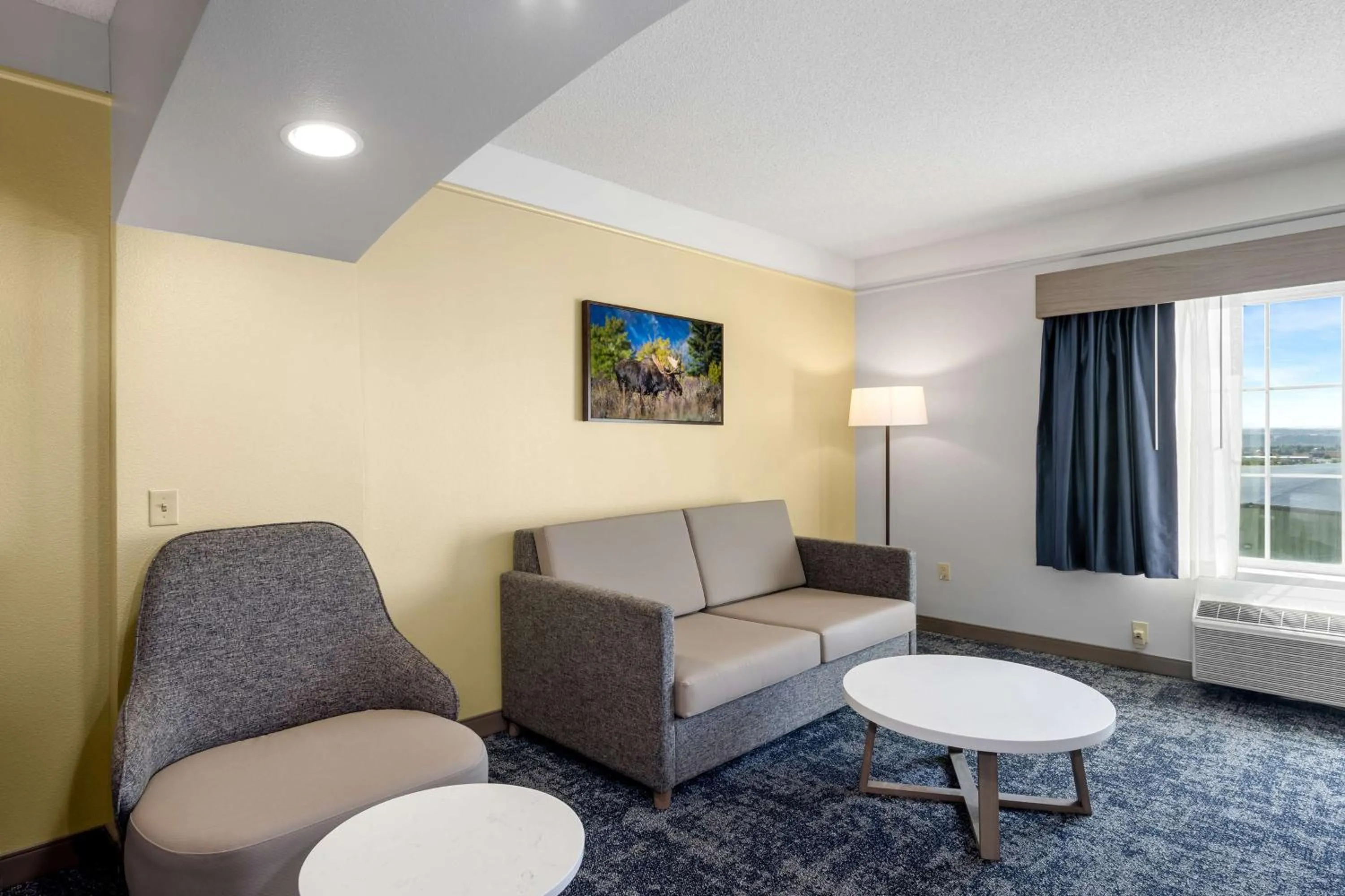 Living room in SureStay Plus Hotel by Best Western Billings