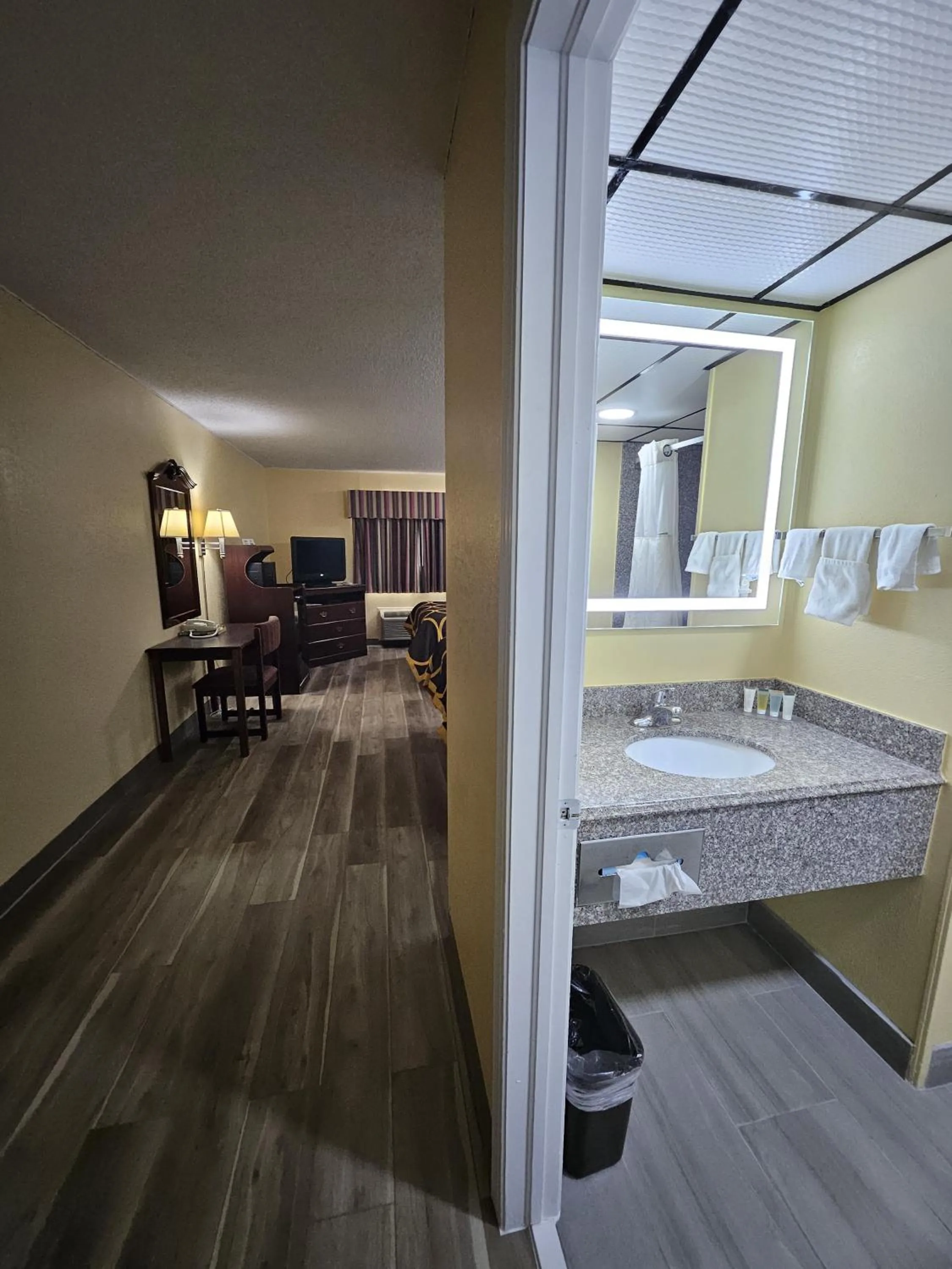 Bathroom, Bed in Super 8 by Wyndham Clinton