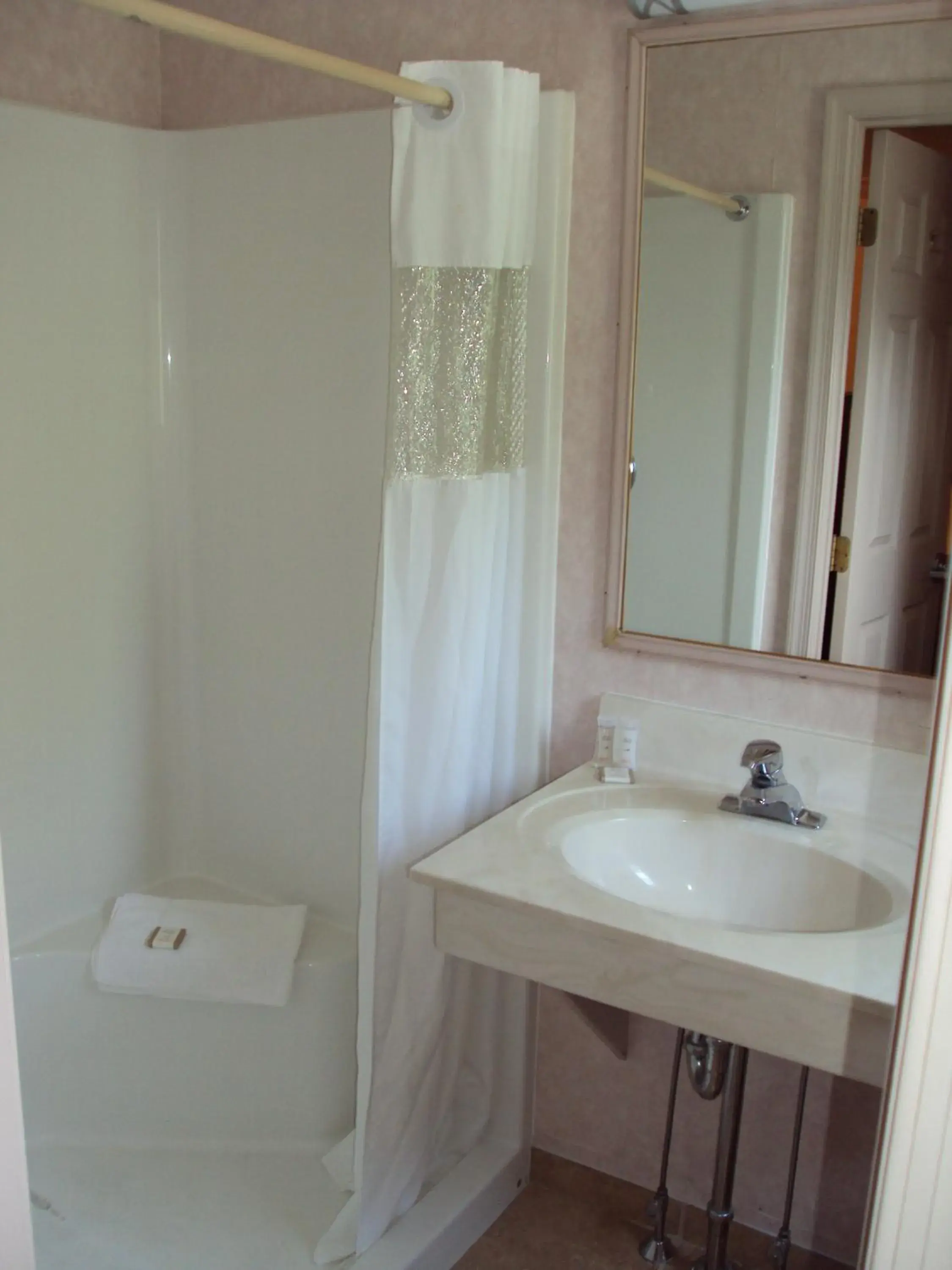 Bathroom in Howard Johnson by Wyndham Hershey Bathroom in Howard Johnson by Wyndham Hershey