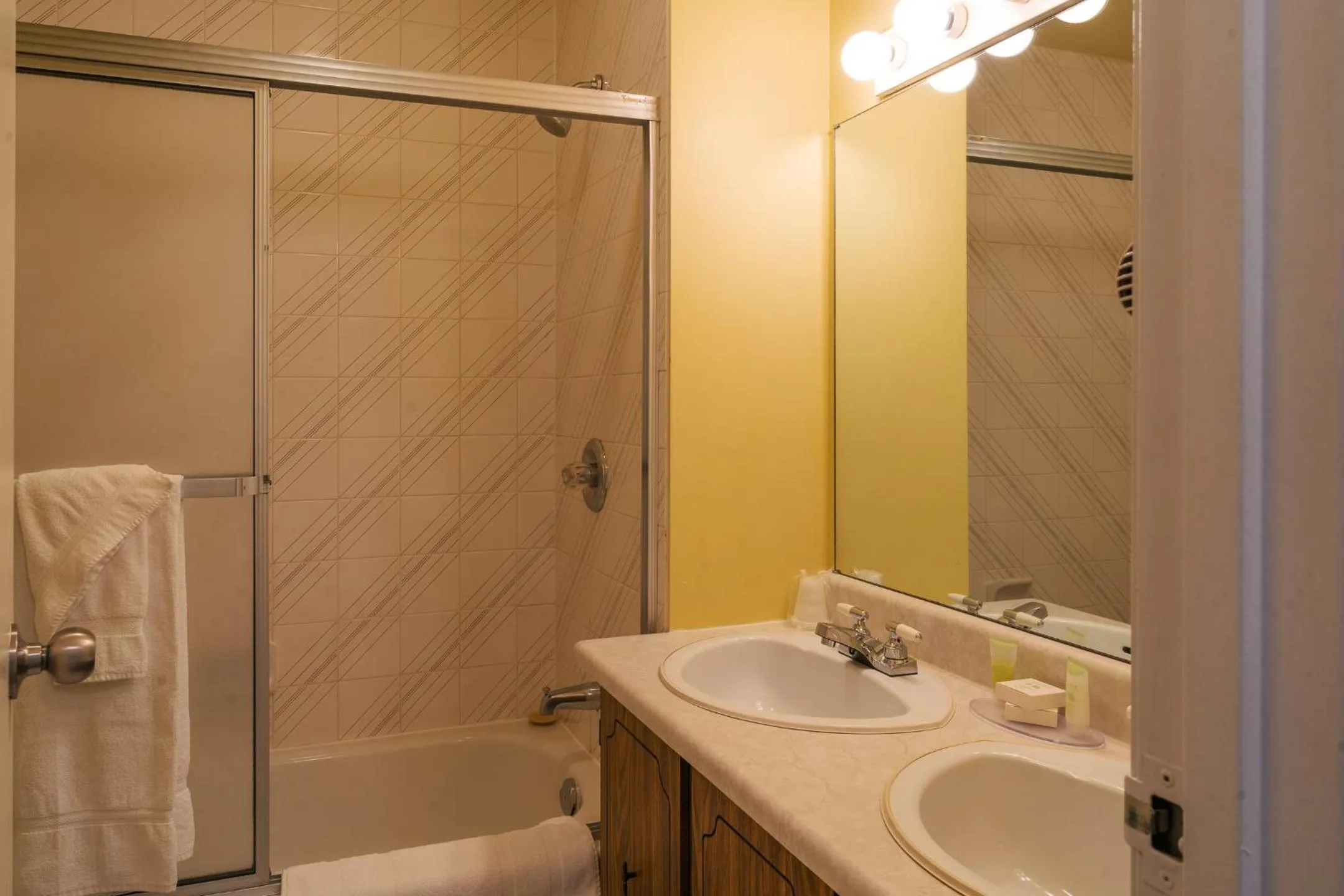 Bathroom in Mont Blanc Hôtel & Condos