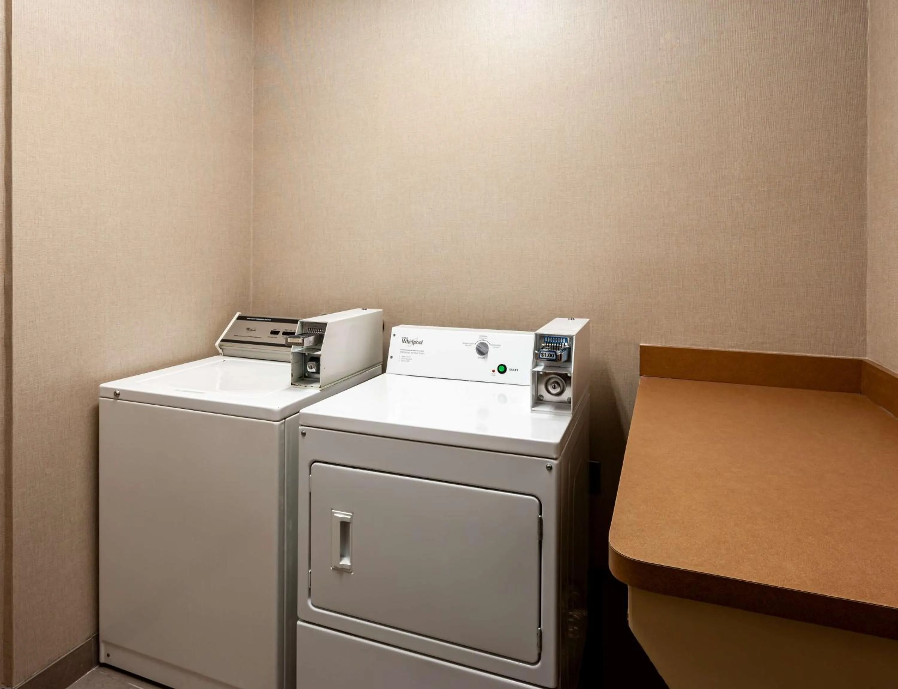 Property building, Bed in Hampton Inn & Suites Texarkana